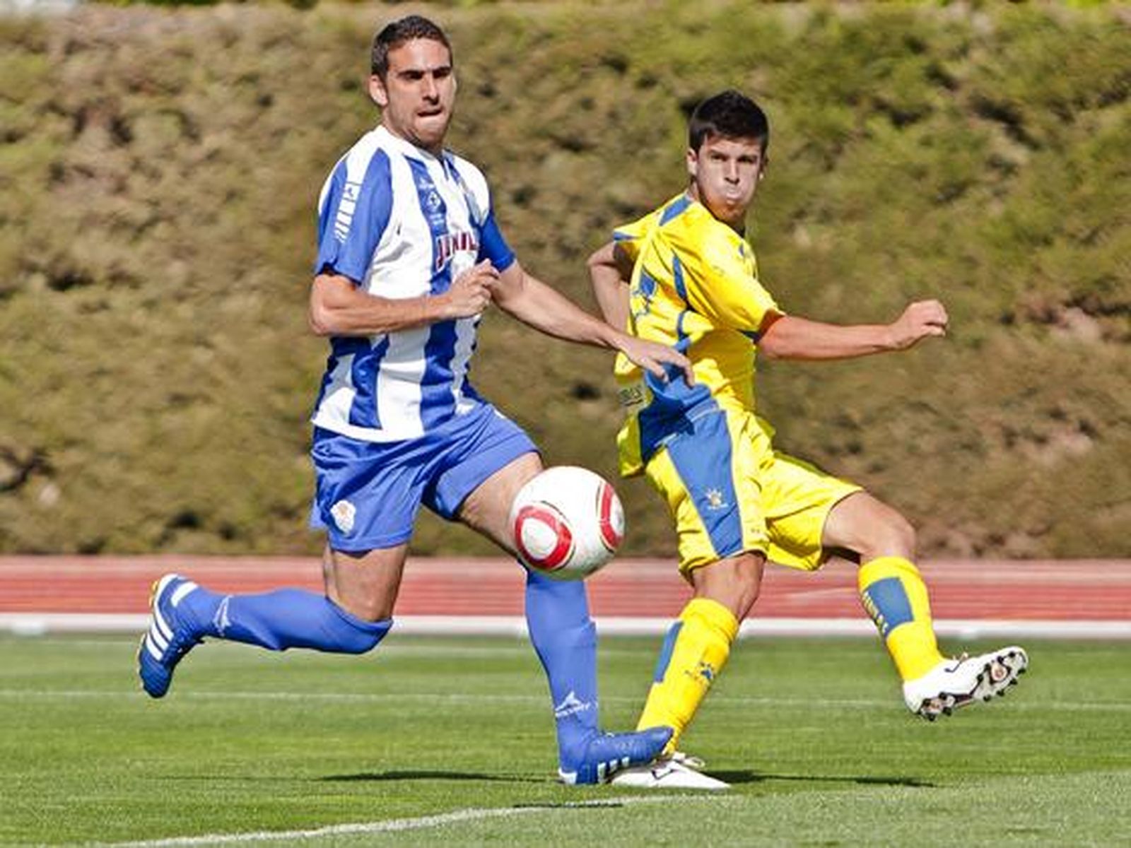 Juanse realiza el pase que terminaría en 0-1. 

Foto: LOF