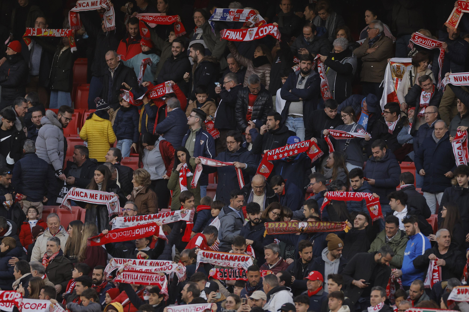 Búscate en las fotos del Sevilla-Elche