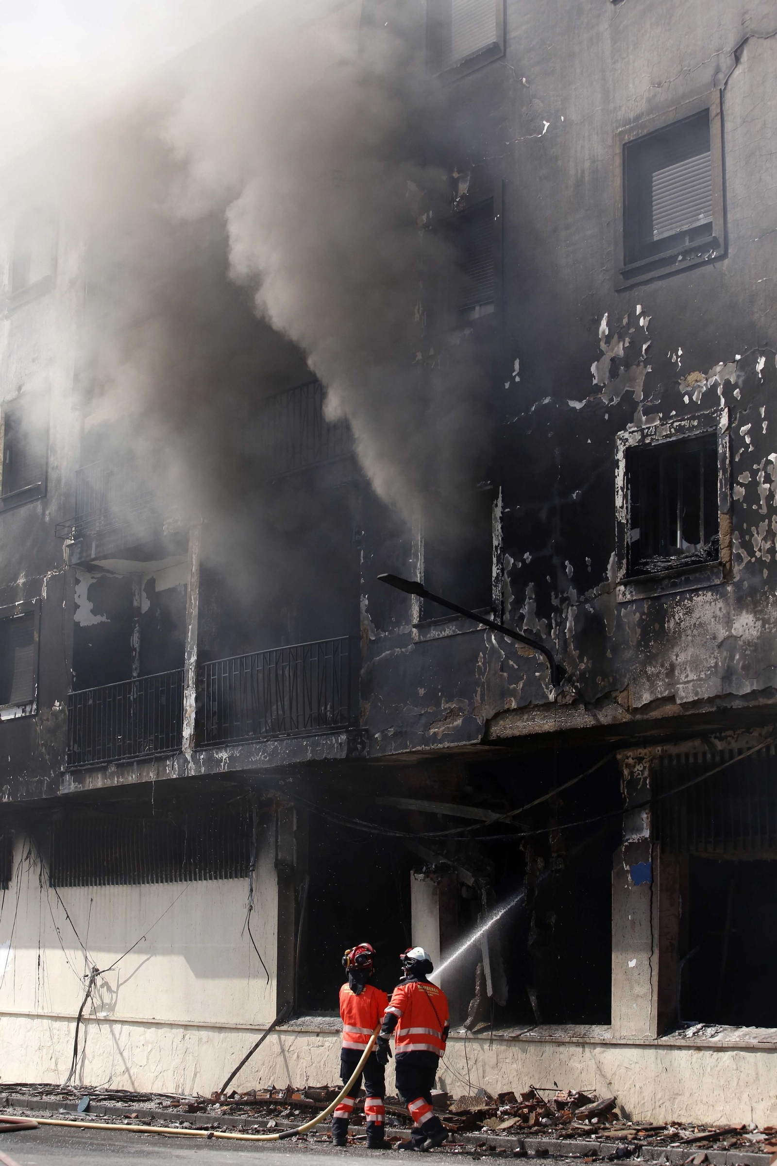 Incendio de un edificio de 18 viviendas en Ronda, en fotos