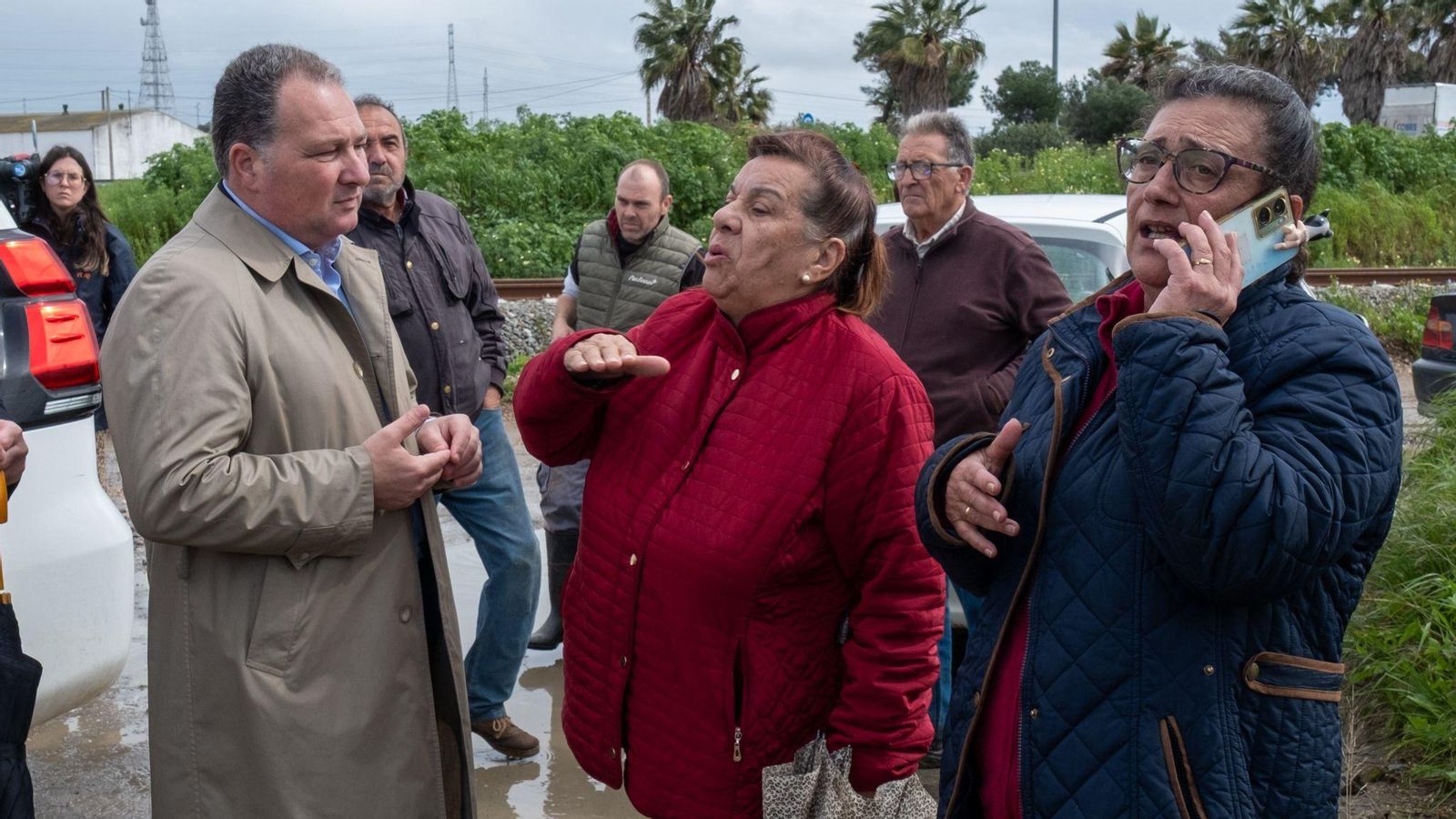 El presidente de la Diputación de Huelva, David Toscano, escucha a los vecinos evacuados de Gibraleón. El presidente de la Diputación de Huelva, David Toscano, escucha a los vecinos evacuados de Gibraleón.