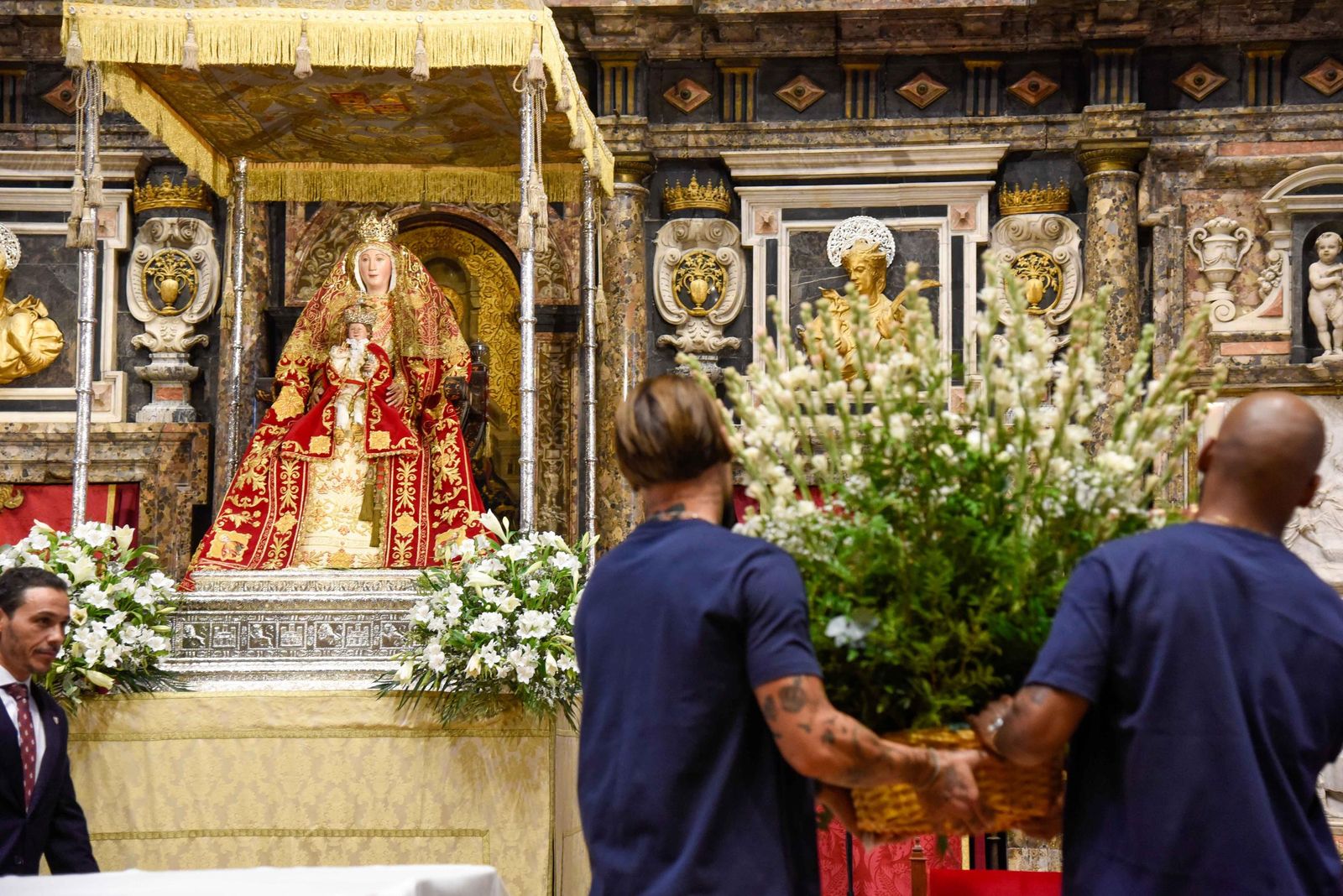 Ofrenda floral del Sevilla a la Virgen de los Reyes