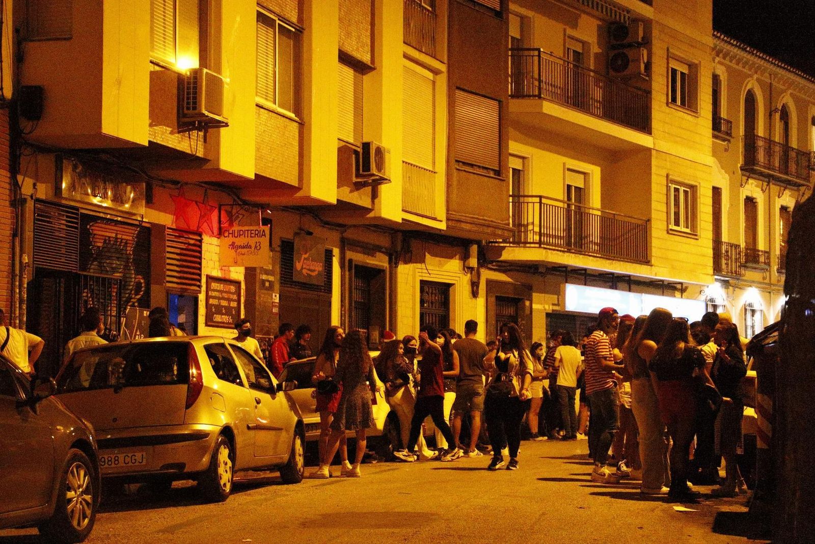 Jóvenes en la calle Sol, una de las más populares para salir los fines de semana.