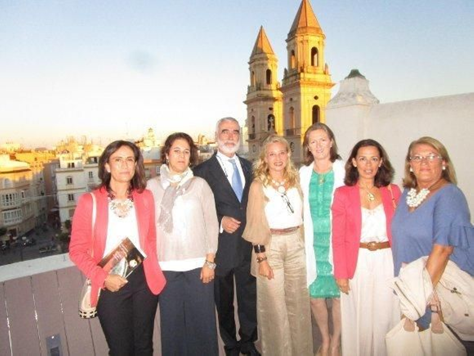 Andrea Mejías, Marta Dodero, almirante Santiago Bolíbar, la escritora Almudena de Arteaga, Lucía Gutiérrez de Cotarelo, Rocío Ortega y Macarena Vicho.  Foto: Ignacio Casas de Ciria