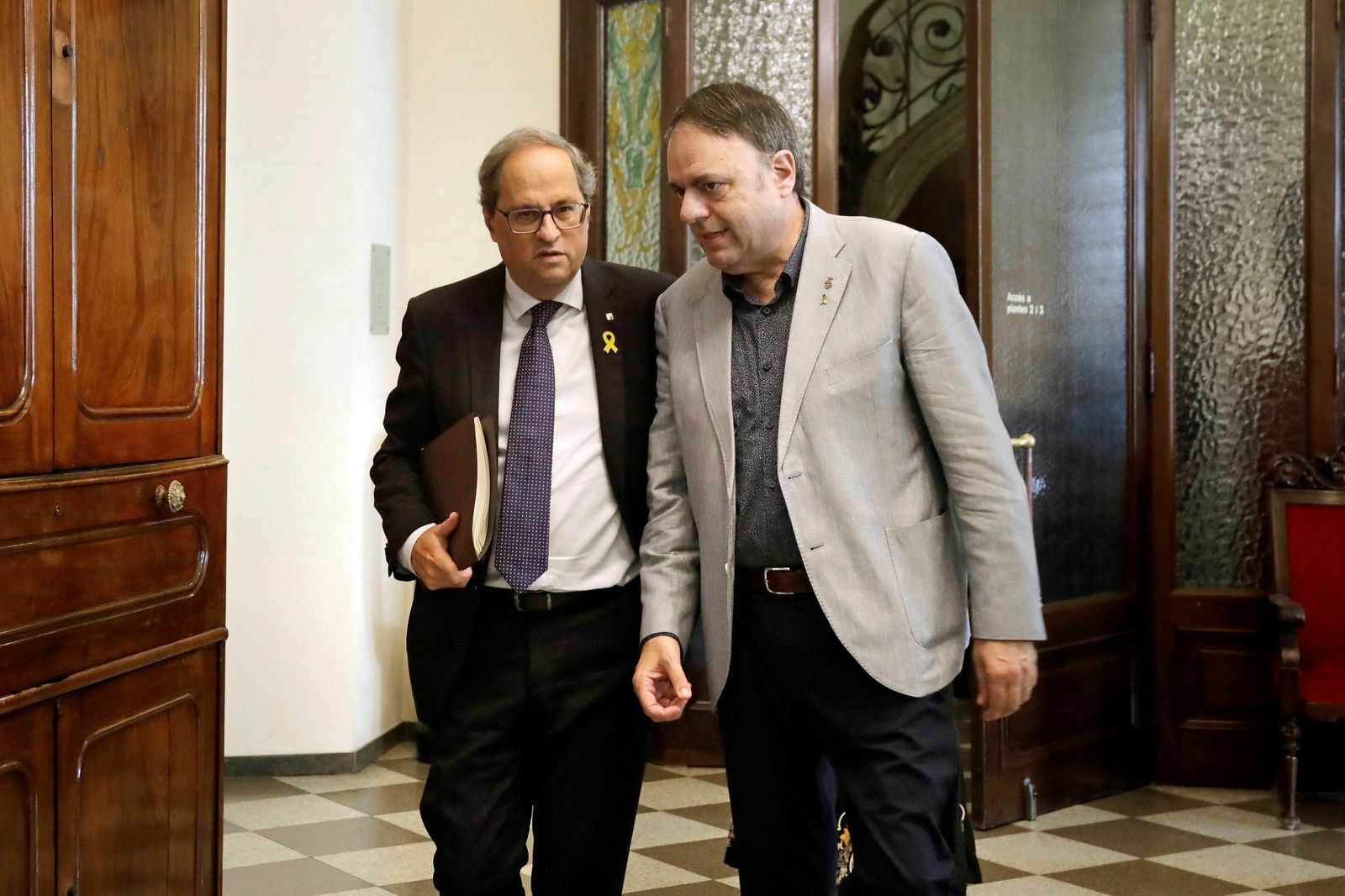 El presidente de la Generalitat, Quim Torra, y el alcalde de Manresa, Valentí Junyent, llegando este miércoles  a la reunión semanal del 'Govern'.