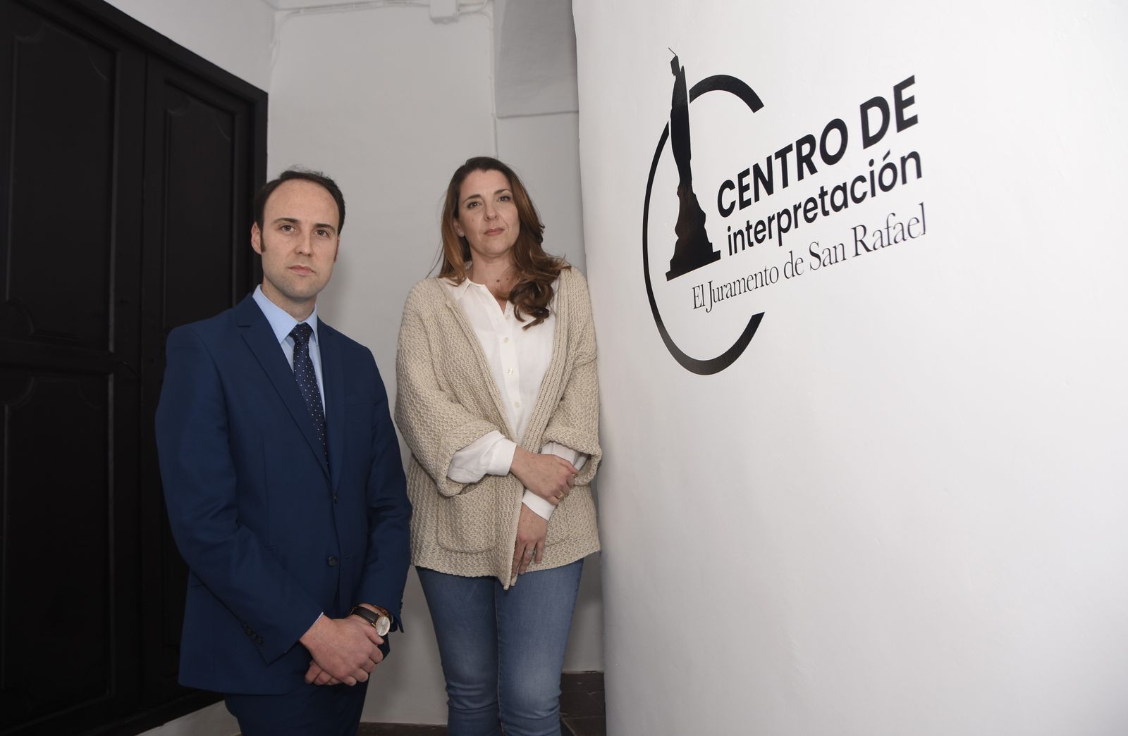 Enrique Garrido y Eva Delgado posan en las instalaciones del centro de interpretación de la iglesia del Juramento.
