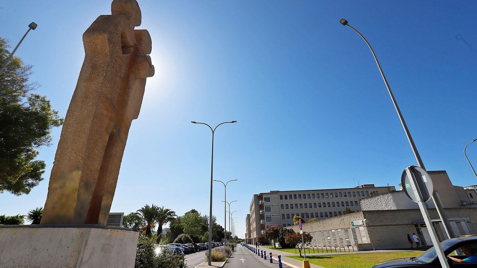El monumento en su nuevo espacio, junto al hospital Juan Ramón Jiménez.