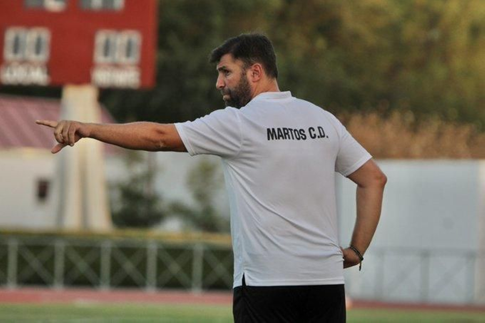 Valenciano  da indicaciones en el Ciudad de Martos.