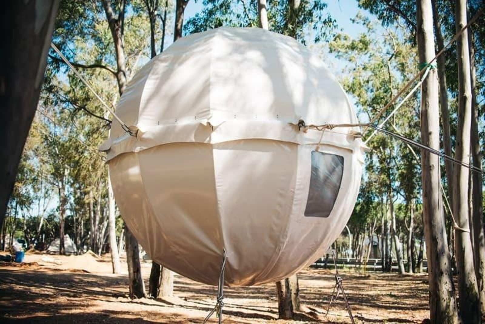 Dormir en una esfera "colgada" de un árbol es posible en este camping de Huelva
