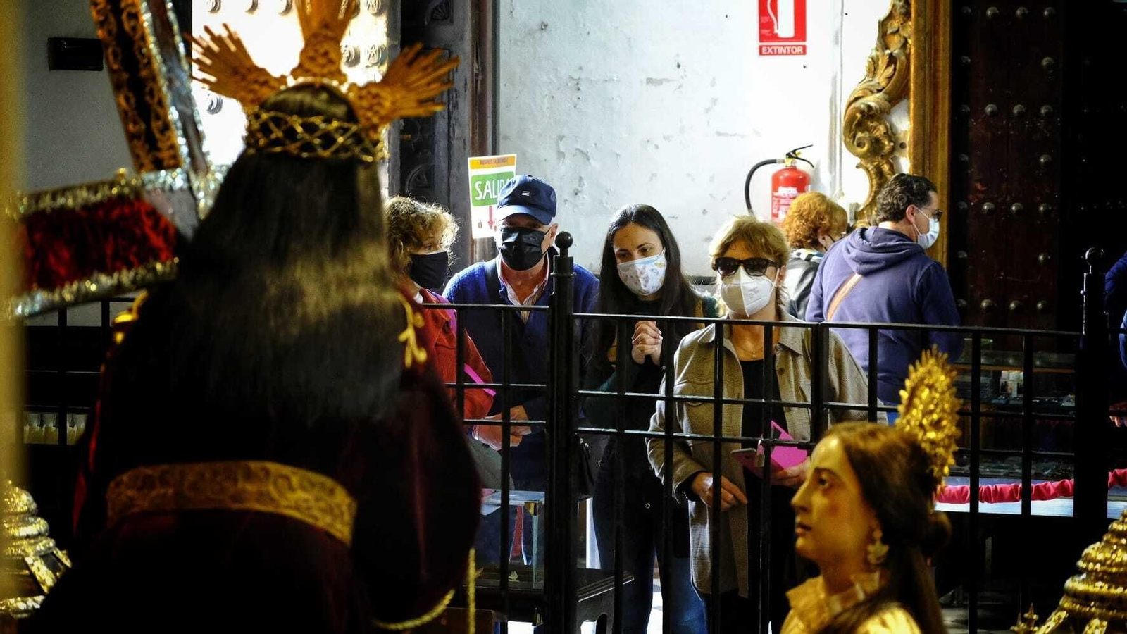 Varios devotos rezan al Nazareno de Santa María
