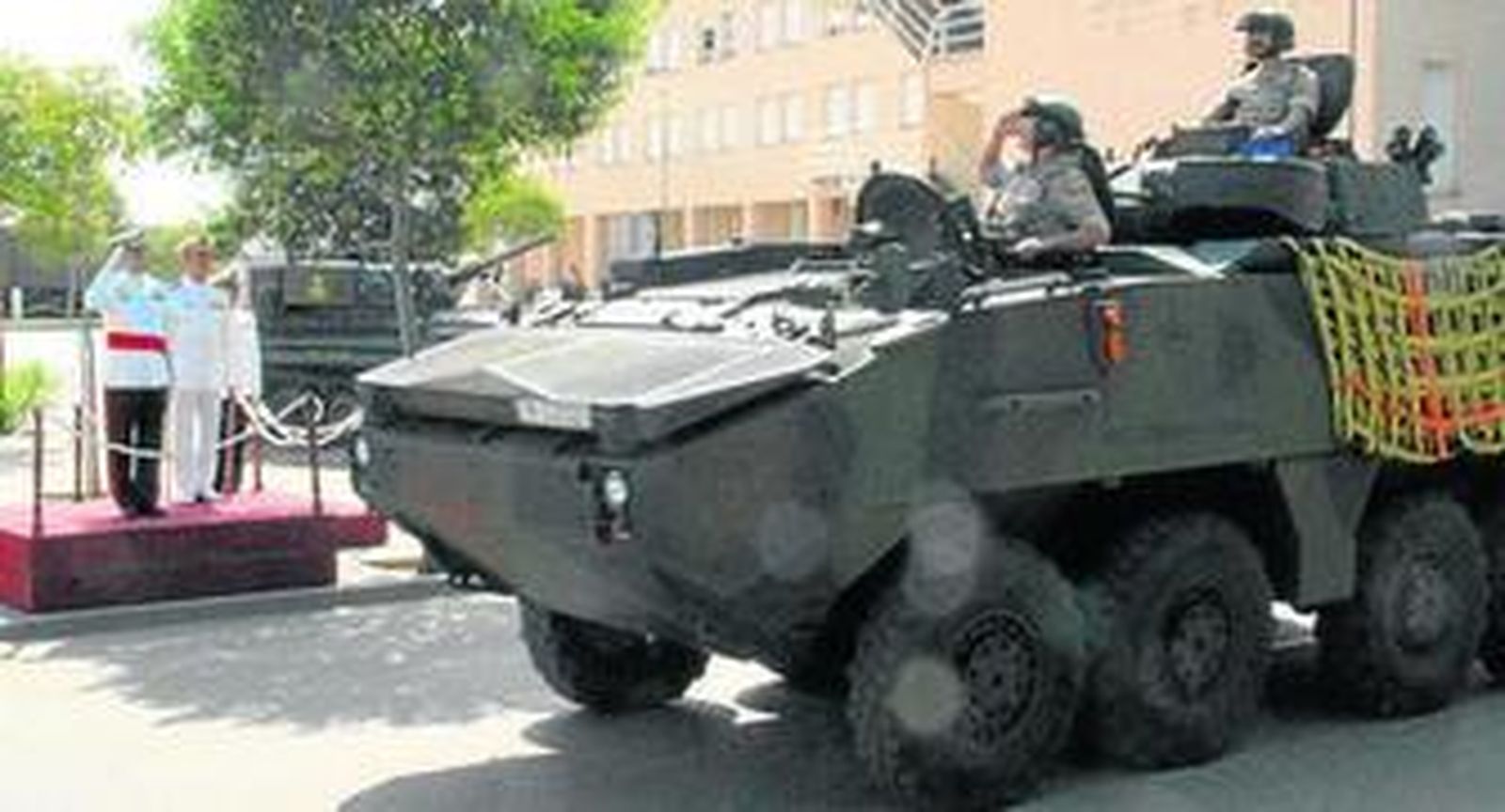 El comandante del Tercio de Armada pasa revista a los batallones, en el acto de despedida.