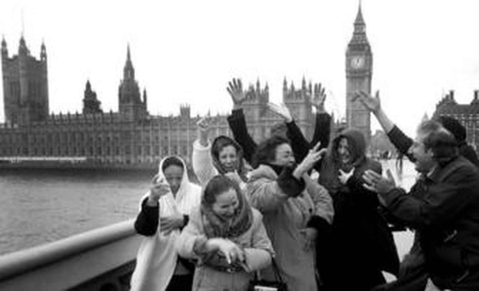 Ni el frío ni la niebla pudieron con la alegría y el compás de los flamencos jerezanos en su visita al famoso Big Ben.