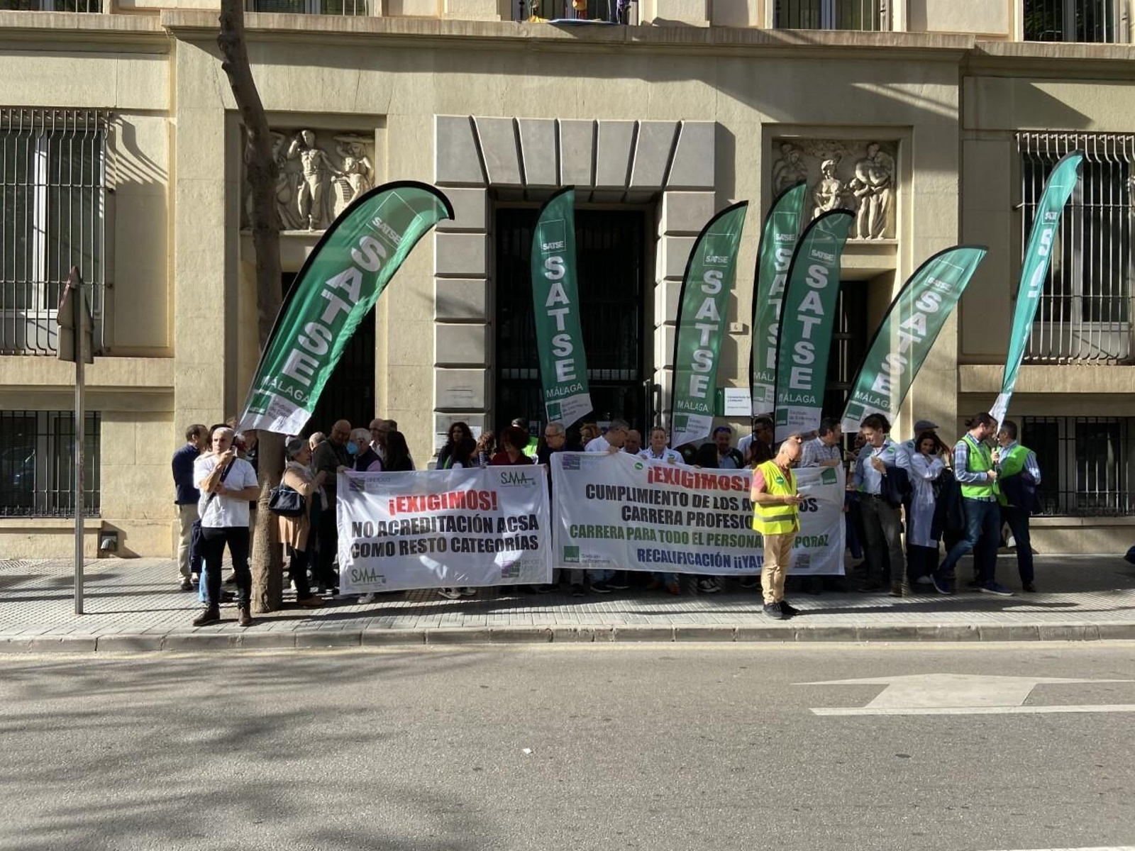Protesta, este miércoles, ante la Delegación de Salud.