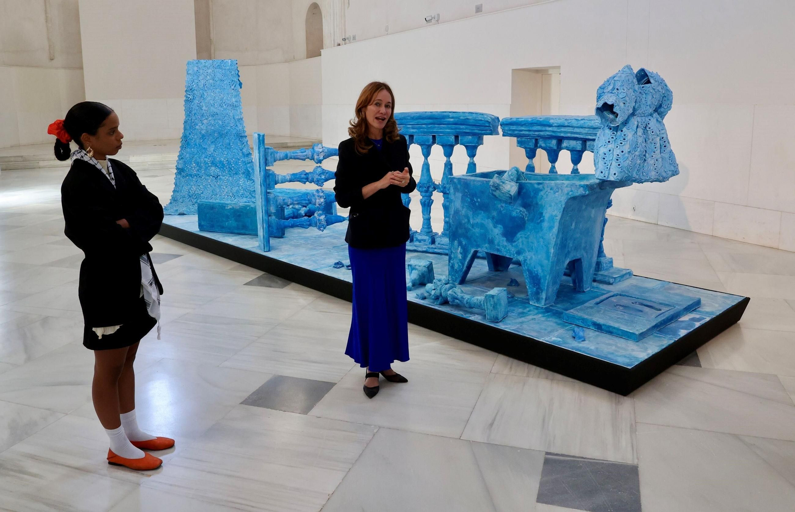 Sandra Poulson y Jimena Blázquez, ante la pieza 'Jabón azul y agua'.