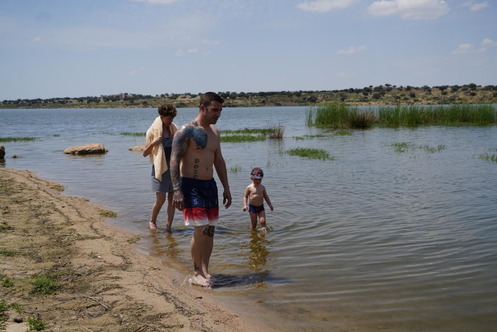 El inicio de la temporada de baño en la playa de La Colada, en fotografías