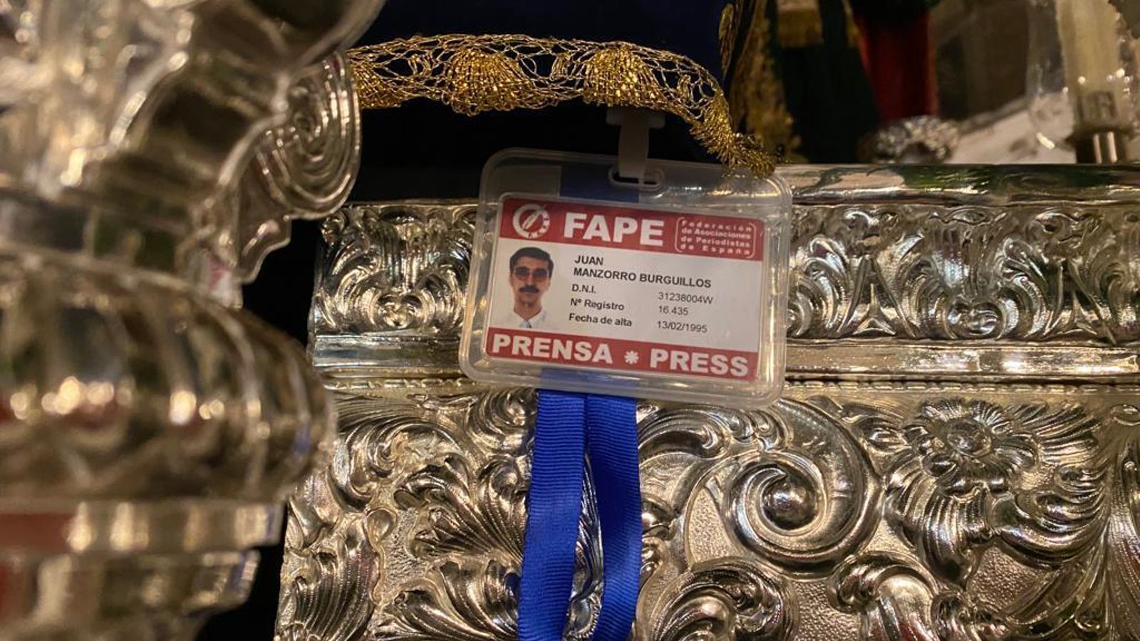 El carné de la FAPE de Juan Manzorro en el palio de Angustias.