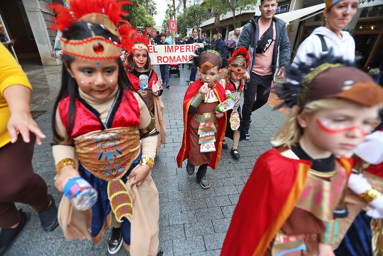 Imágenes del desfile “Un paseo por la historia”  de los niños del colegio Funcadia de Huelva