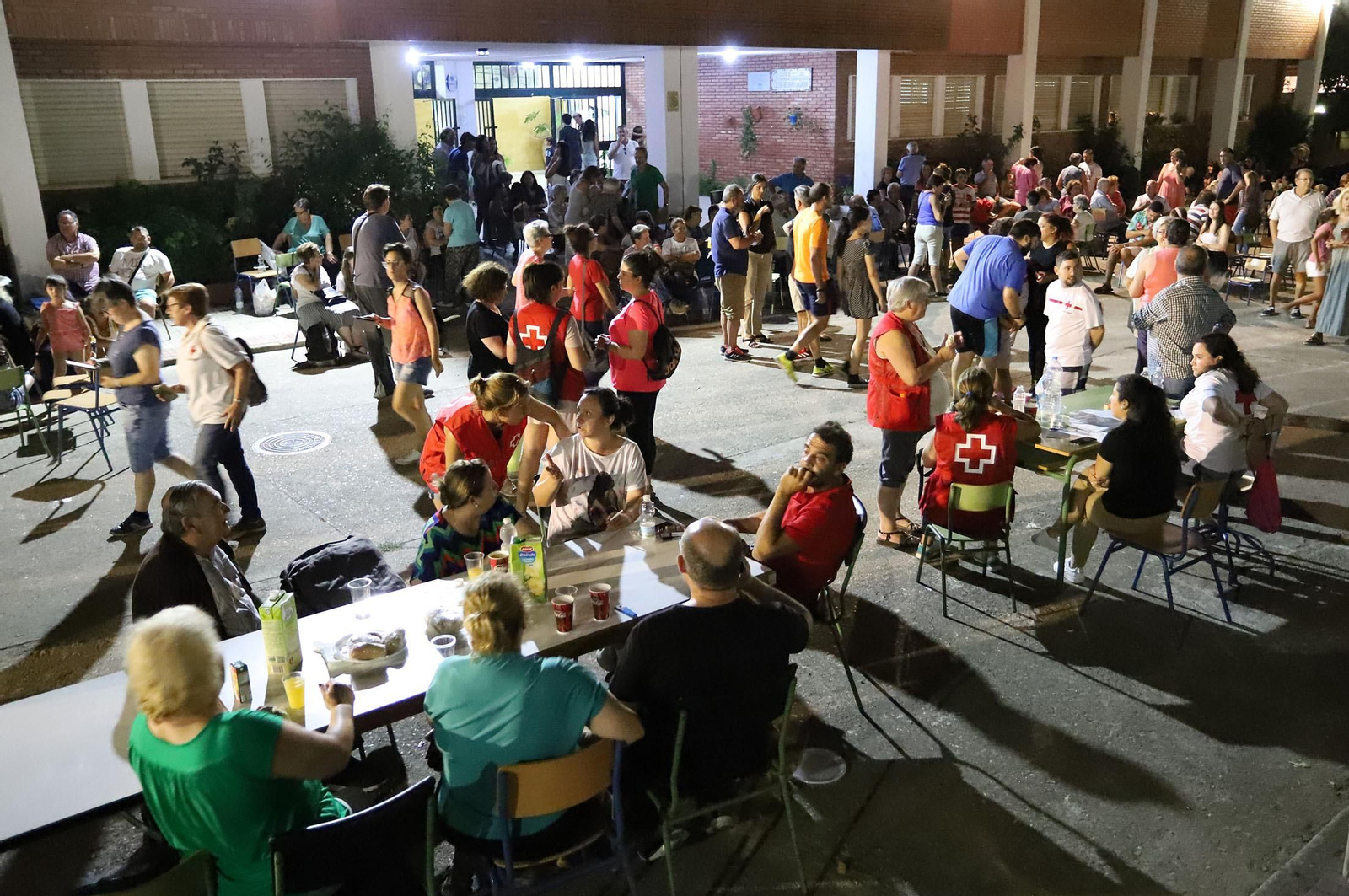 Imágenes de los evacuados de  Almonaster acogidos en Cortegana por el incendio