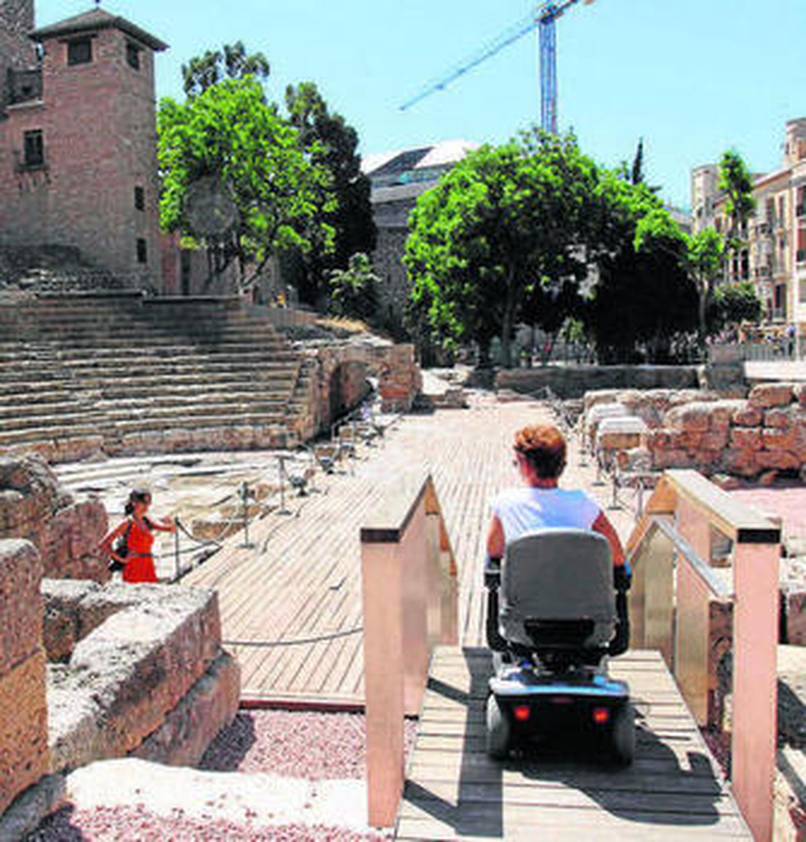 Una mujer en silla de ruedas no puede acceder al escenario del teatro.