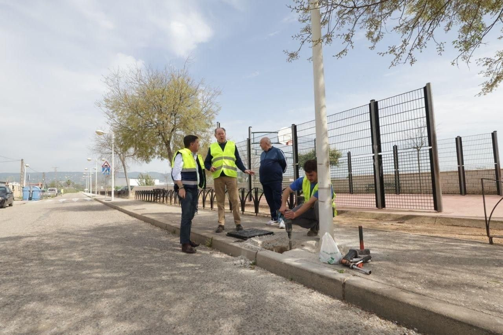 Inicio de la reforma del alumbrado  de los jardines de la barriada de Los Ángeles.