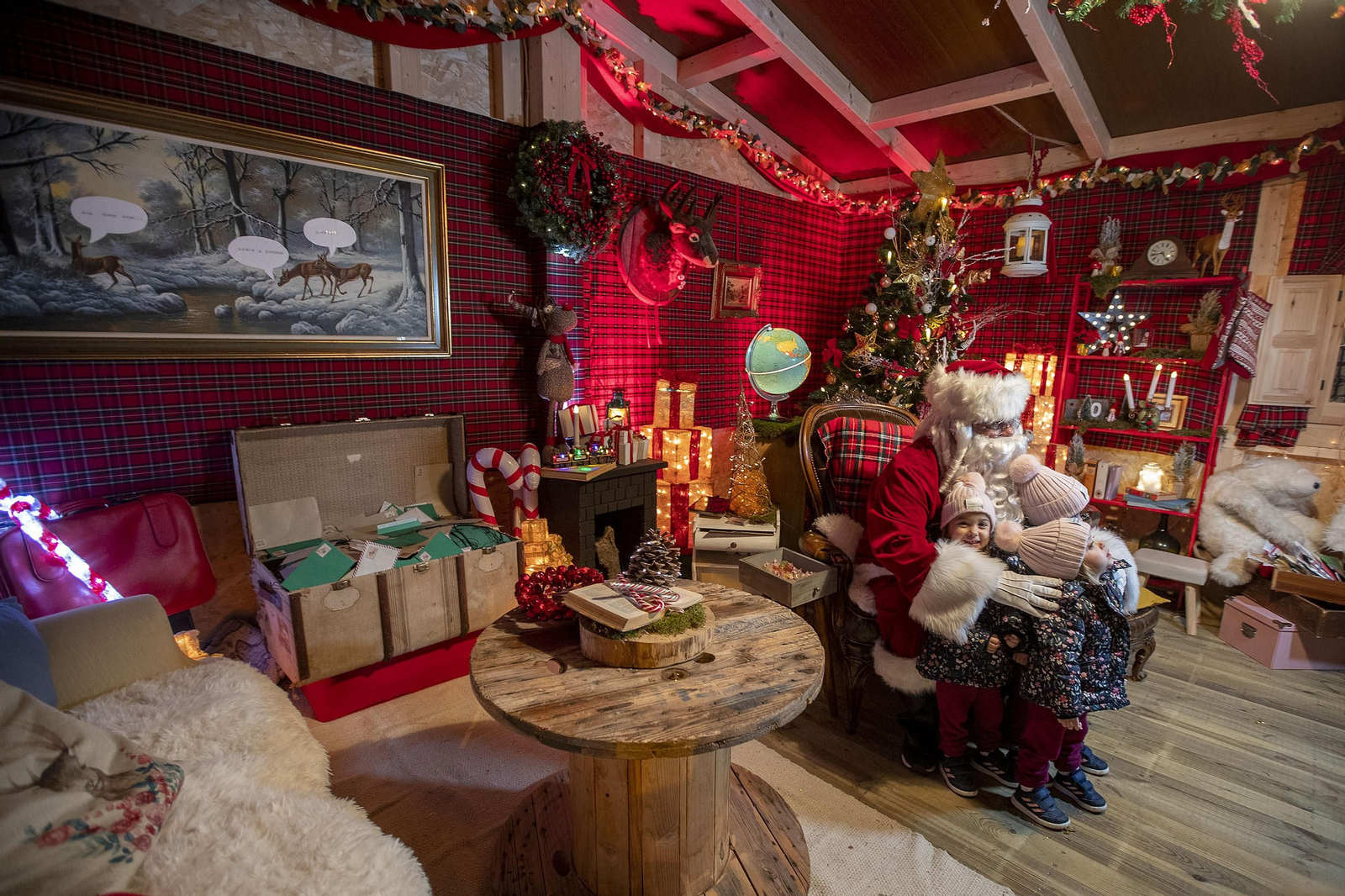 Papá Noel y un belén viviente ambientan San Fernando