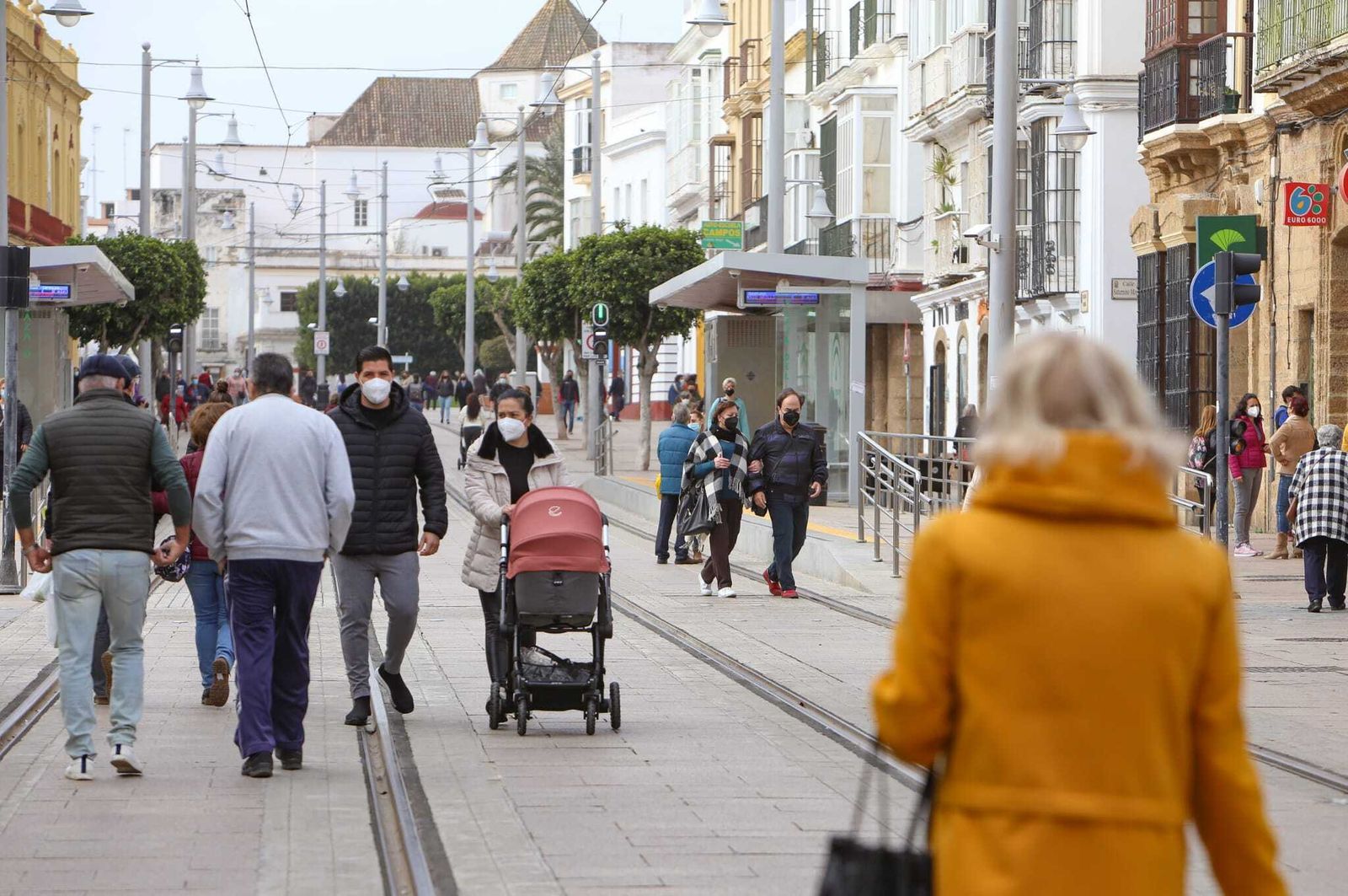 Ciudadanos transitan por el centro de San Fernando.