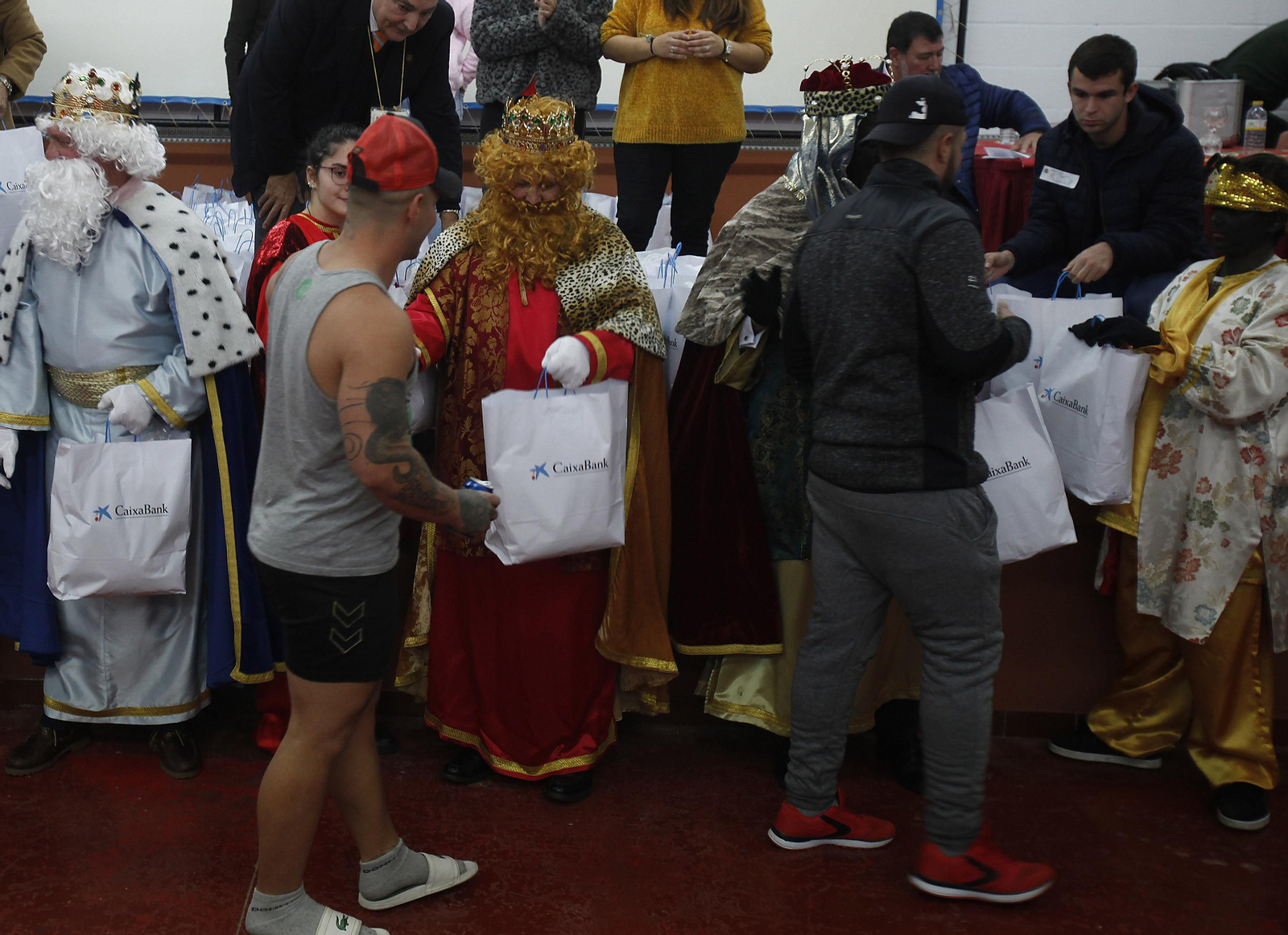Los Reyes Magos reparten los regalos a los reclusos de Sevilla I. Los Reyes Magos reparten los regalos a los reclusos de Sevilla I.