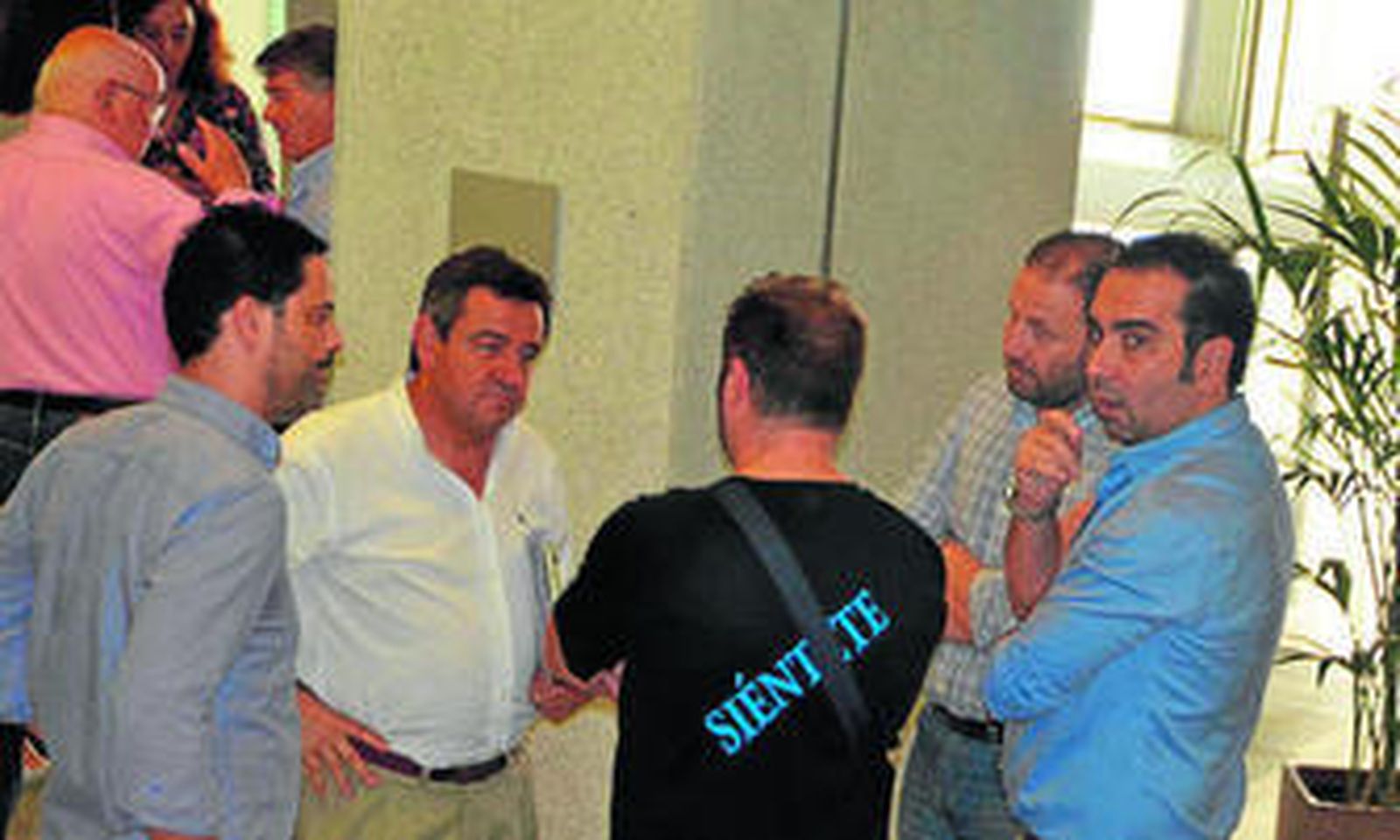 Loaiza con un grupo de empresarios, antes de la reunión para exponer sus propuestas económicas.