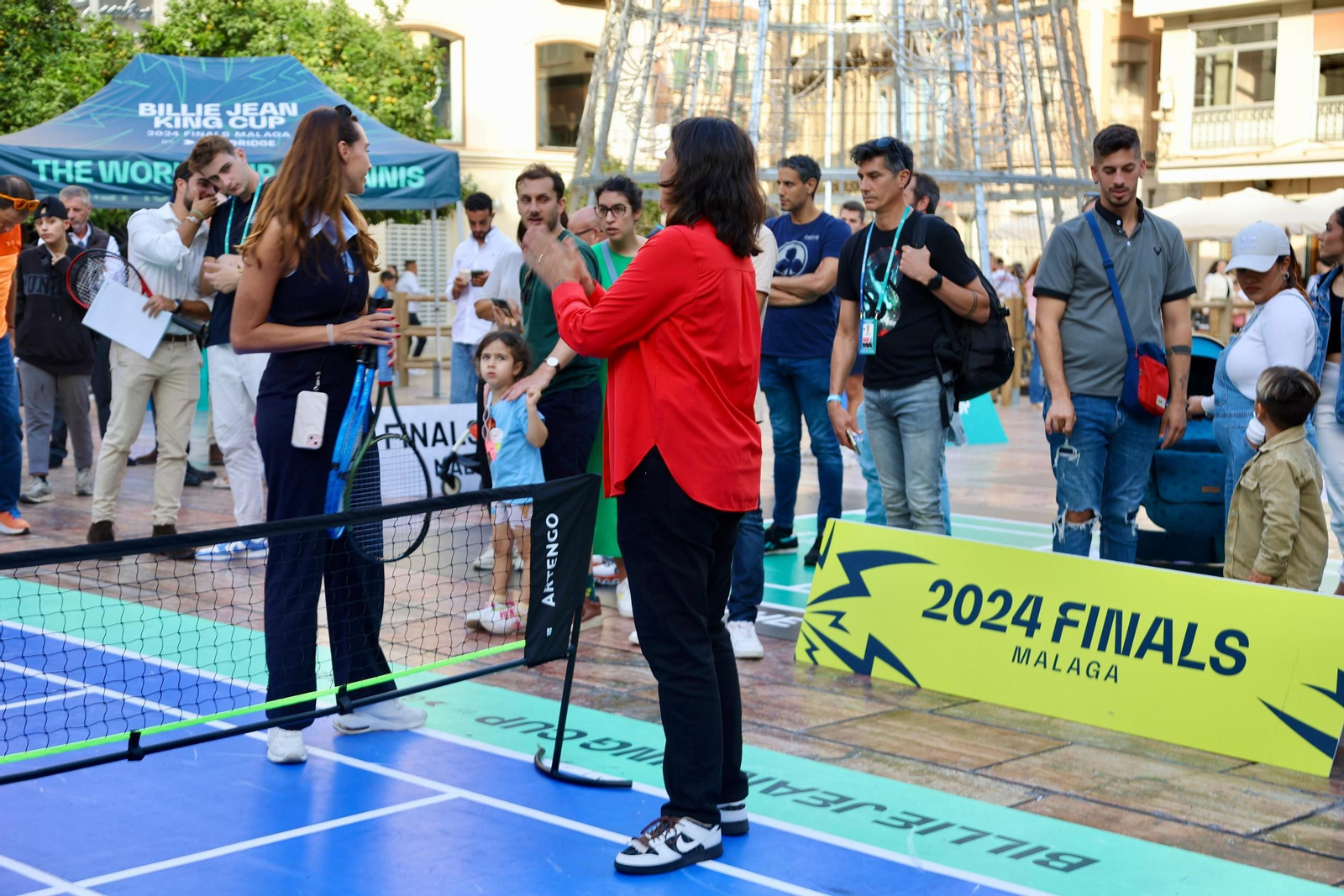 El alcalde De la Torre se anima a jugar con Conchita Martínez en la presentación de la BJKC