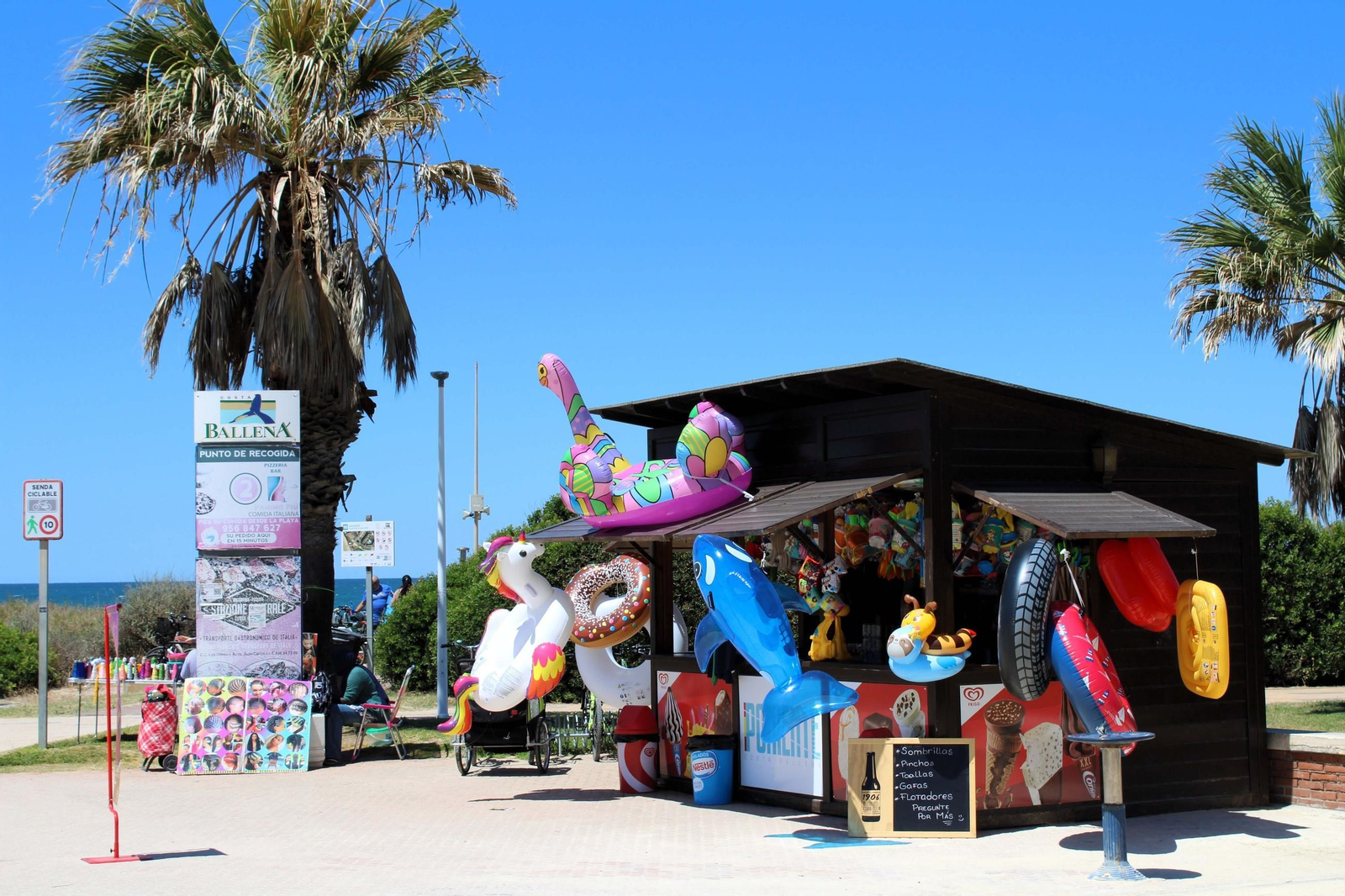 Kiosco en el acceso a la playa de Costa Ballena, en Rota..JPG Kiosco en el acceso a la playa de Costa Ballena, en Rota..JPG