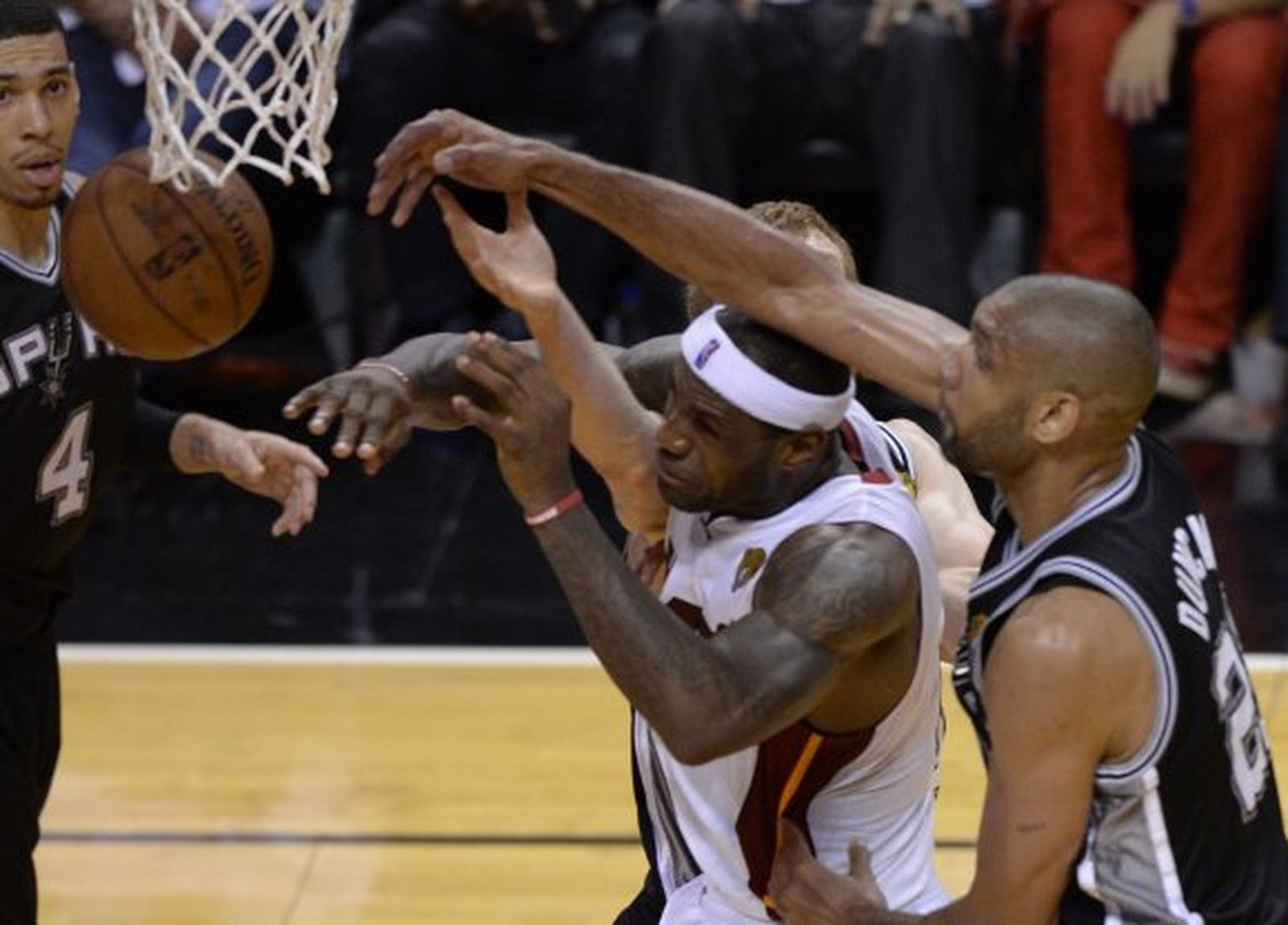 Los Spurs dan el primer golpe