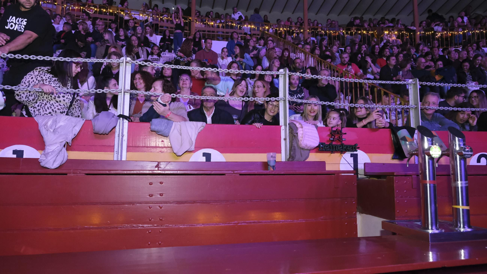 David Bisbal enamora a su Almería en el inicio de la gira 'Todo es Posible en Navidad', en fotografías