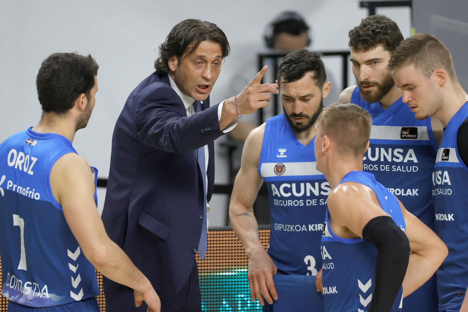 Marcelo Nicola da una charla a sus jugadores en un partido de esta temporada.