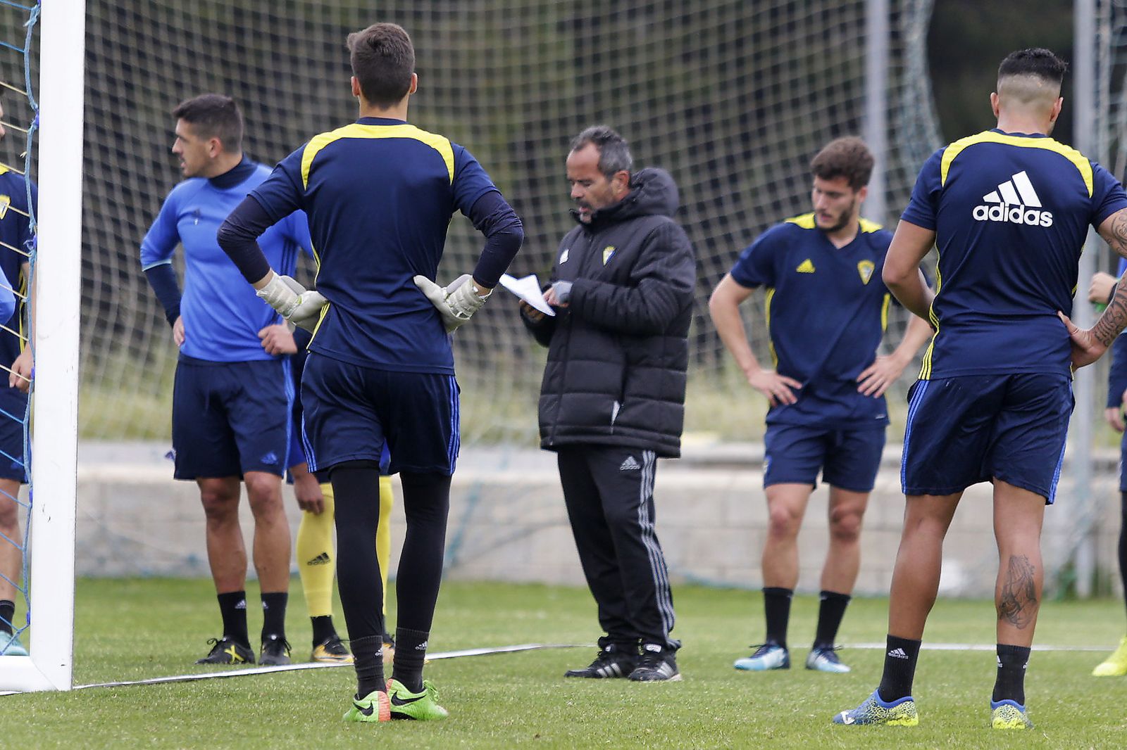 Álvaro Cervera consulta unas anotaciones durante un entreno. ¿Estaría estudiando las opciones de su equipo?