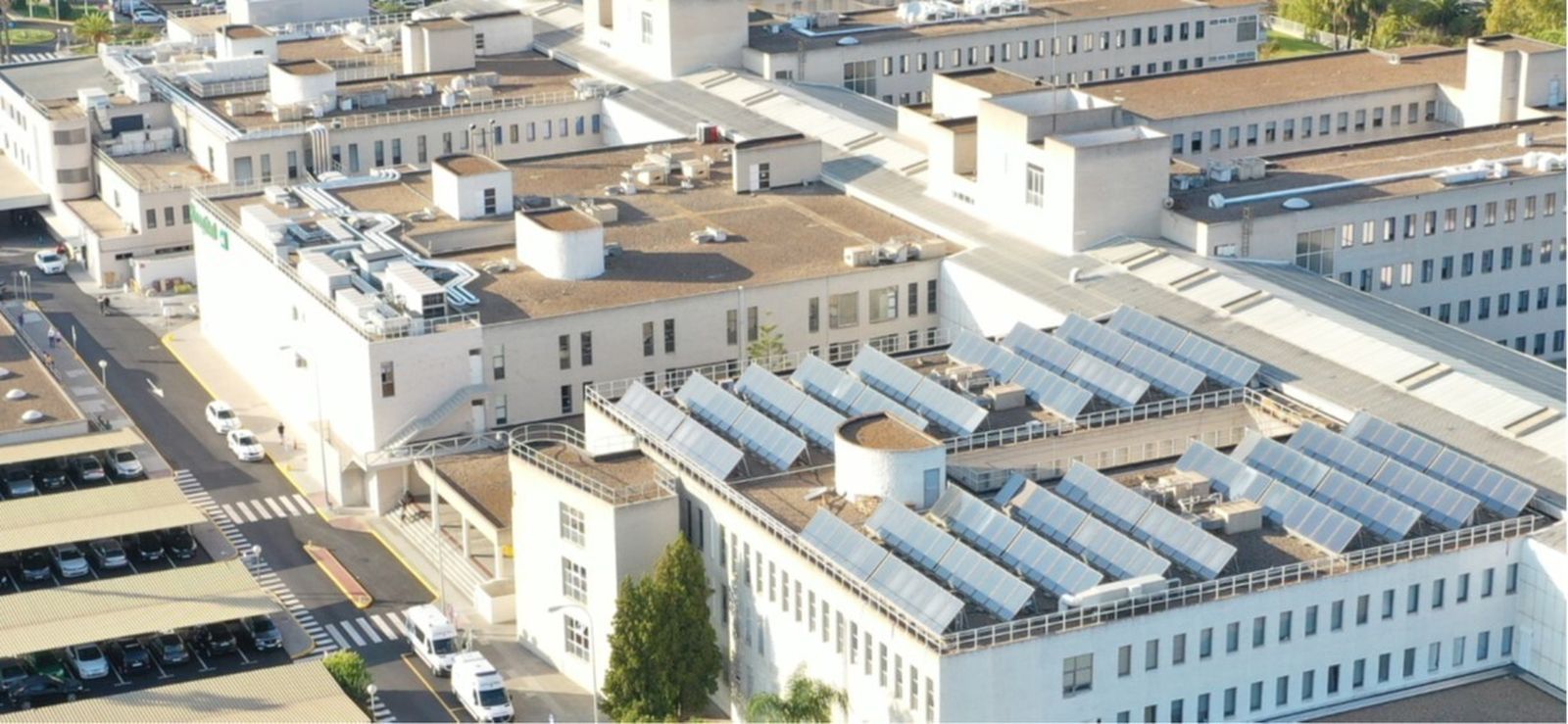 Paneles solares instalados en la azotea del centro hospitalario.