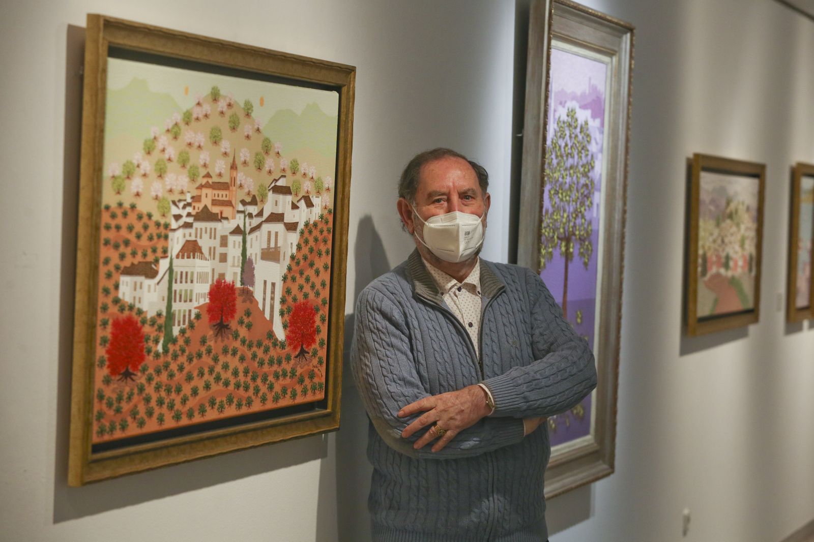 Evaristo Guerra durante la presentación de su exposición "Colores veleños"