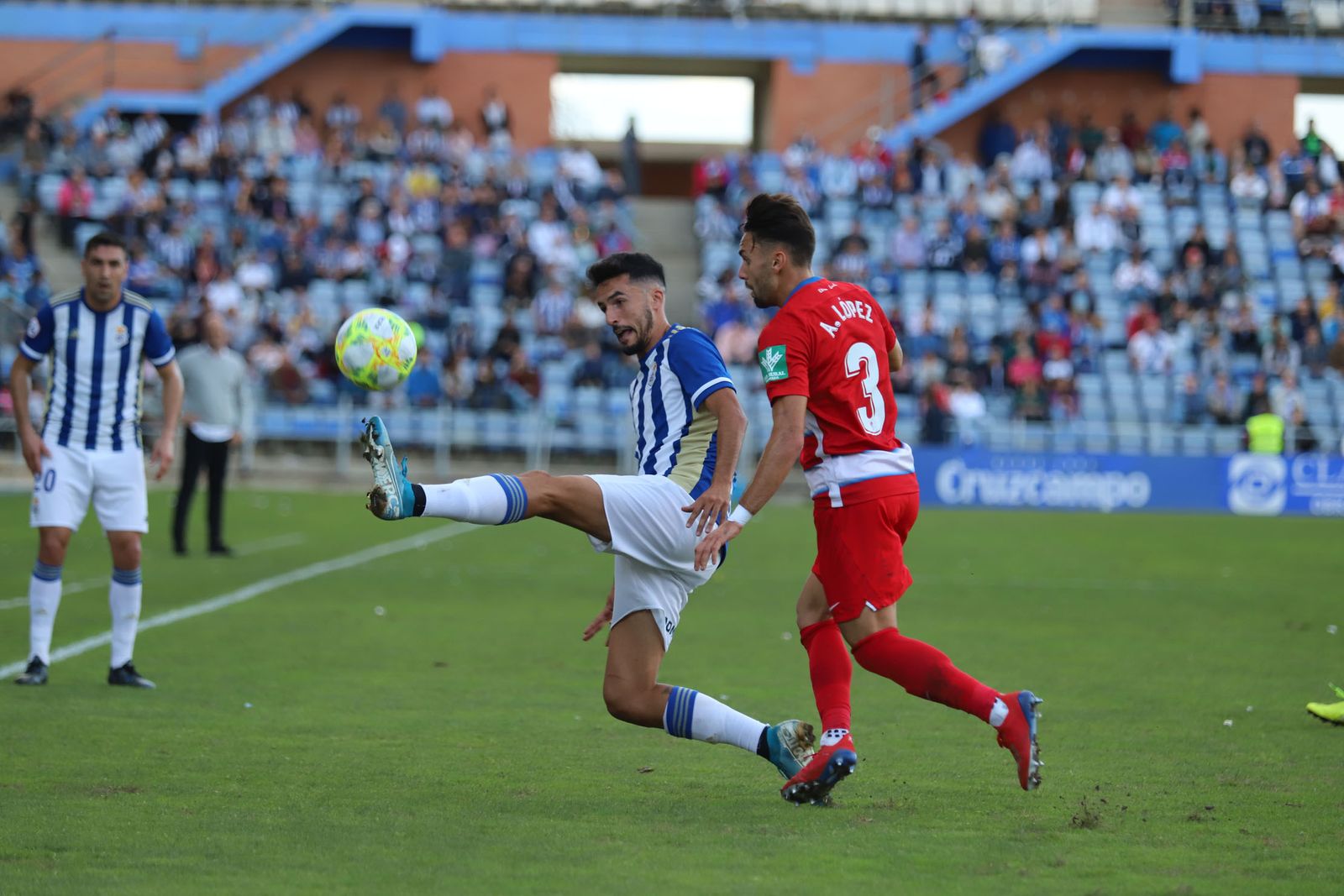 Alberto Quiles controla el esférico durante el encuentro frente al filial nazarí.