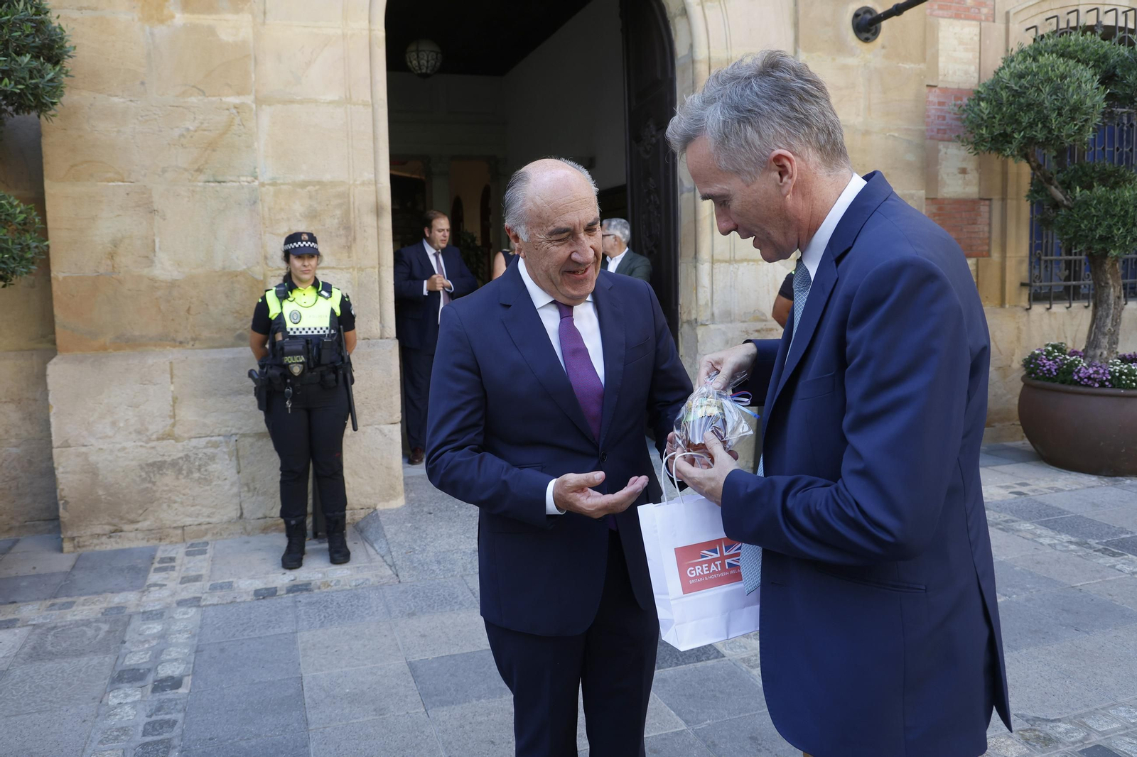 Las fotografías de la visita del embajador británico en España, sir Alex Ellis, al Ayuntamiento de Algeciras