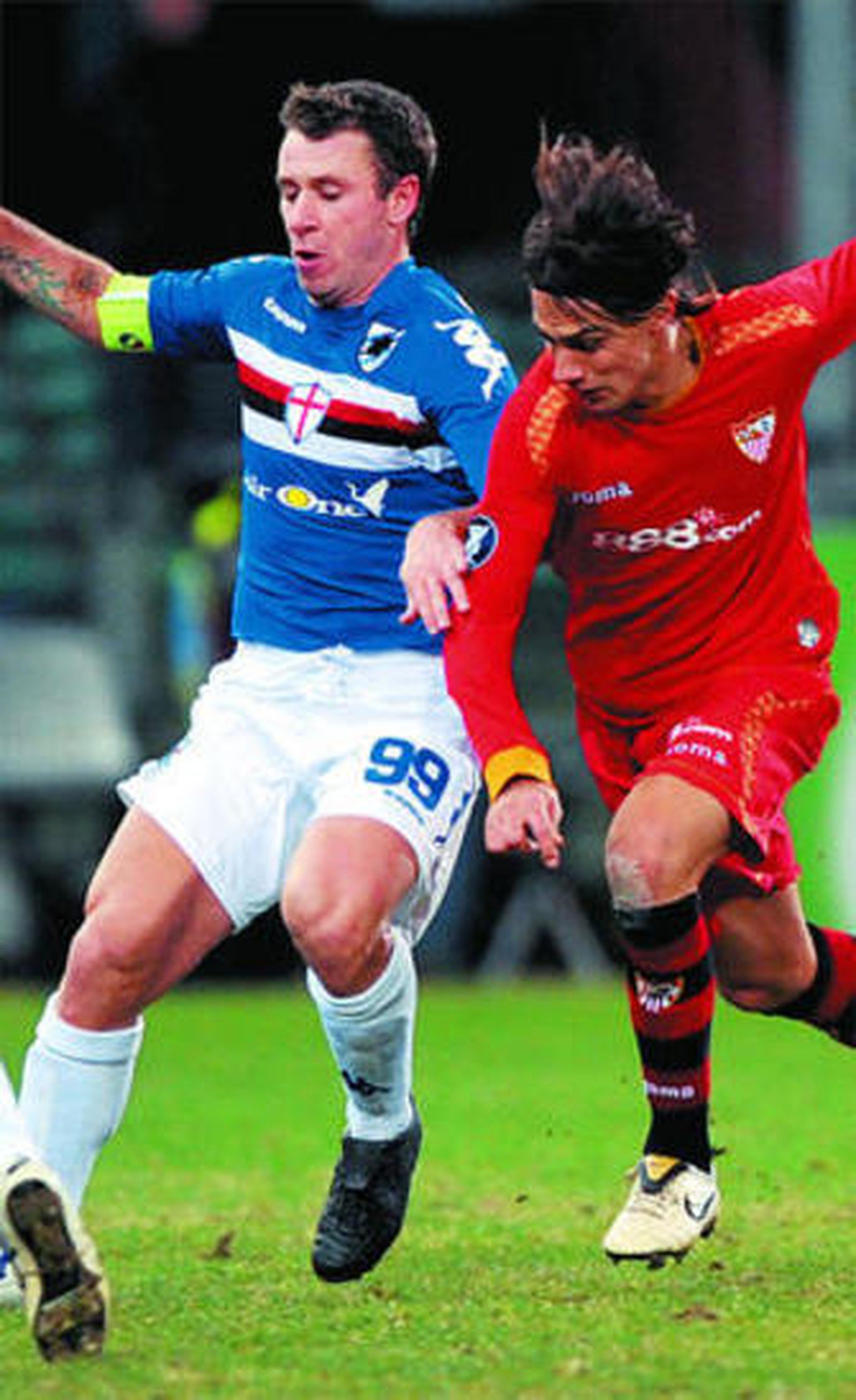 Cassano y David Prieto luchan por controlar un balón.