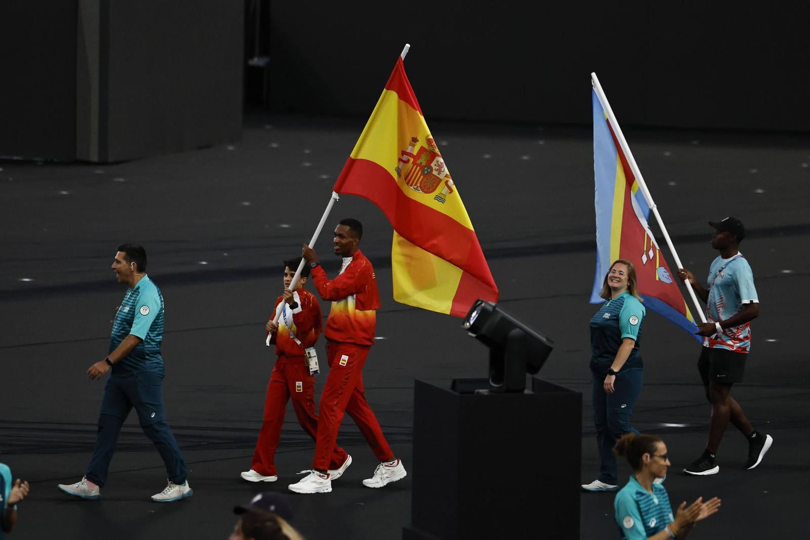 Otra foto para la historia de María Pérez: abanderada de España en la ceremonia de clausura de París 2024 junto a Jordan Díaz