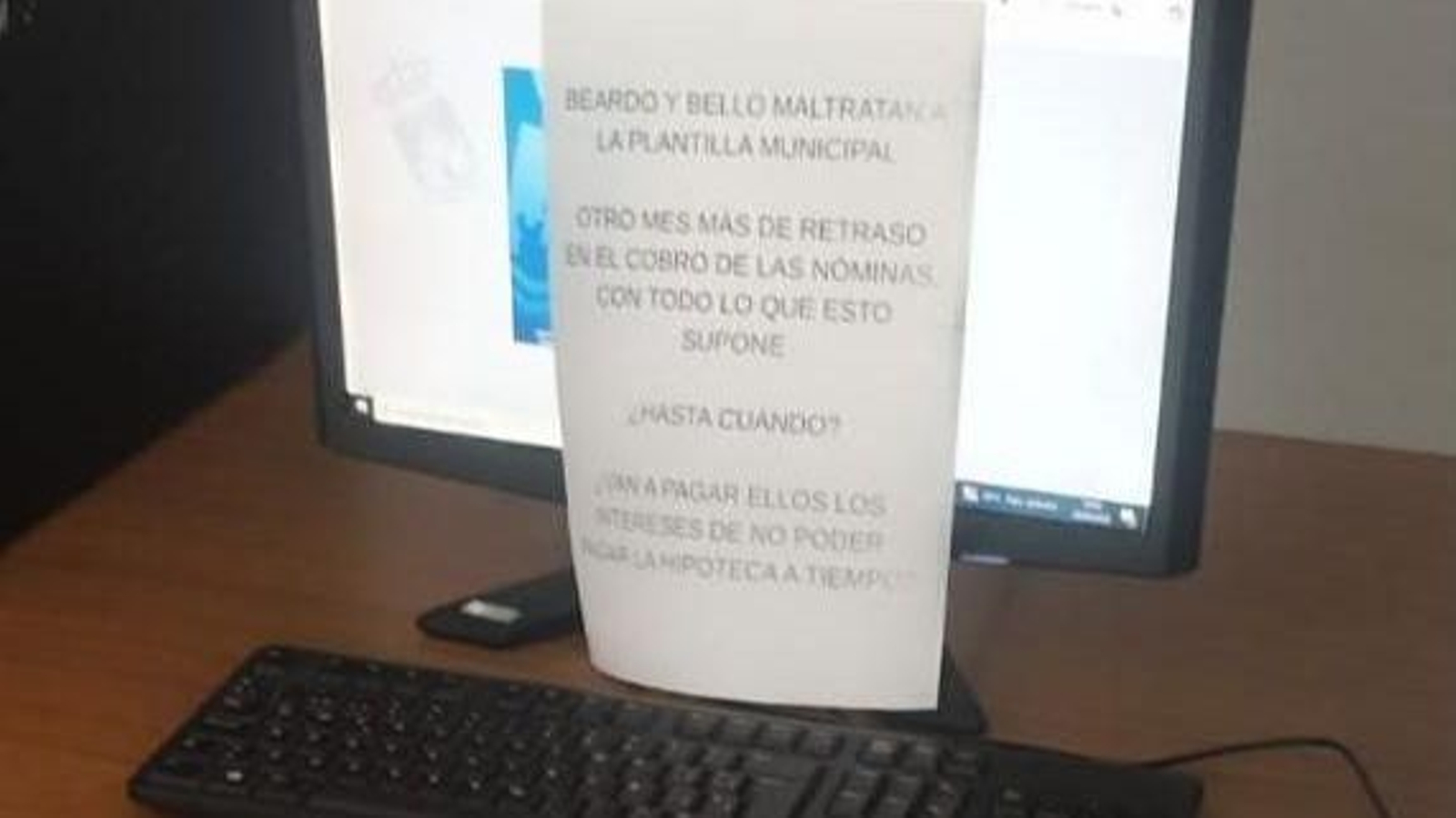 Uno de los carteles que se han coocado por todo el Ayuntamiento.