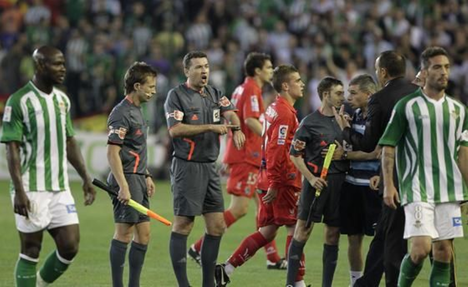 El Betis vuelve a meterse de lleno en la pelea por el ascenso tras ganar a la Real Sociedad. / Antonio Pizarro