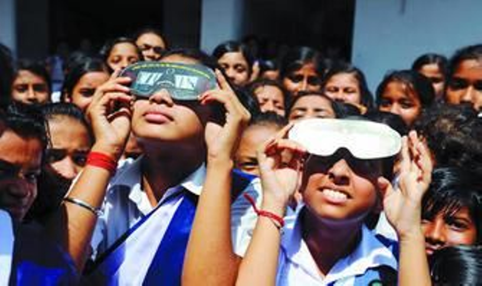 Un grupo de escolares de la India se preparaba ayer para seguir el eclipse de sol.