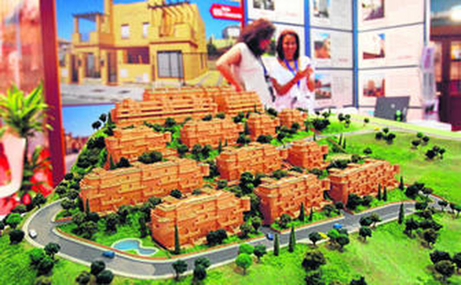 Vista en primer plano de una maqueta en un salón inmobiliario.