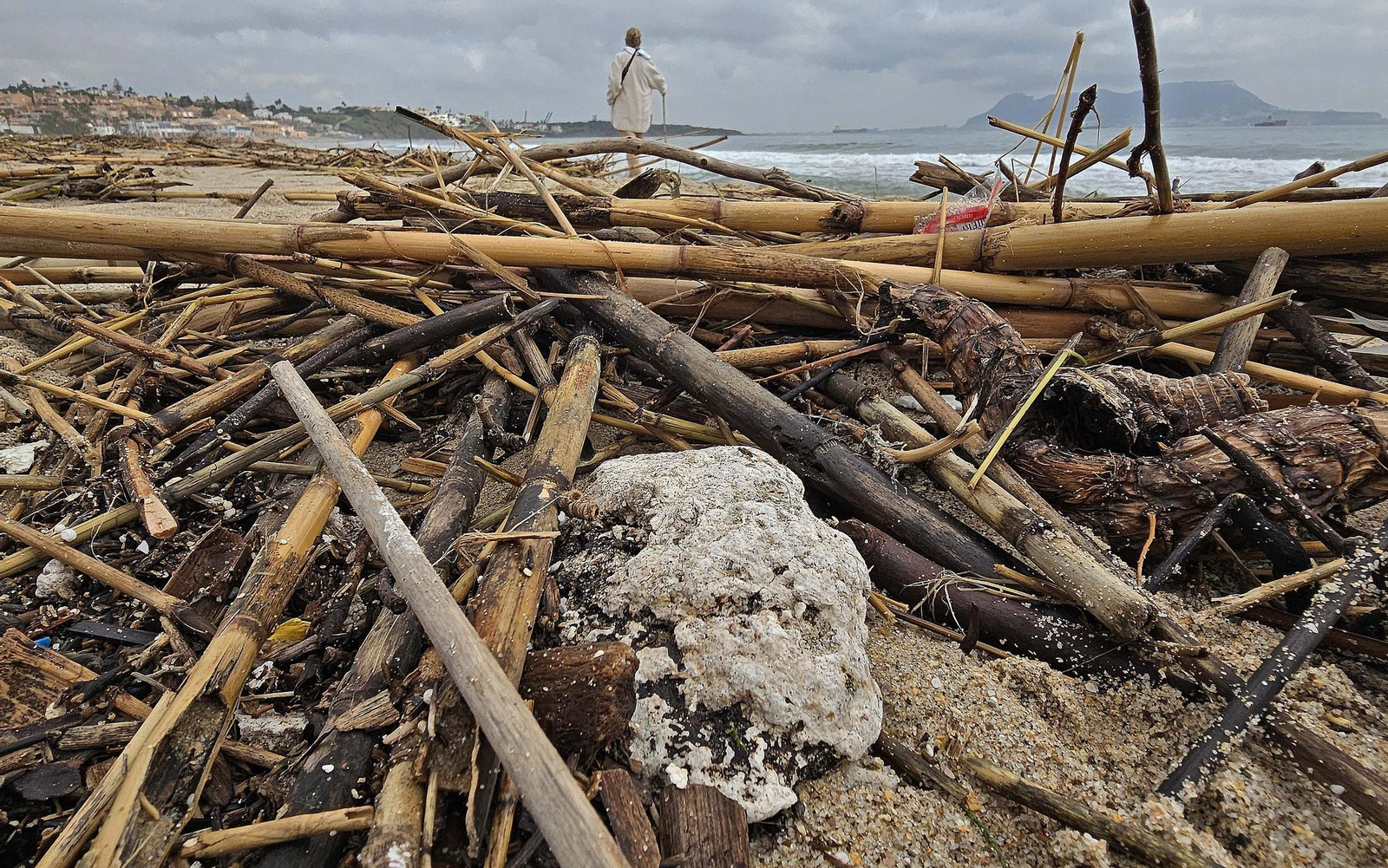 Fotos de la limpieza de las bolas blancas en la playa de Getares en Algeciras