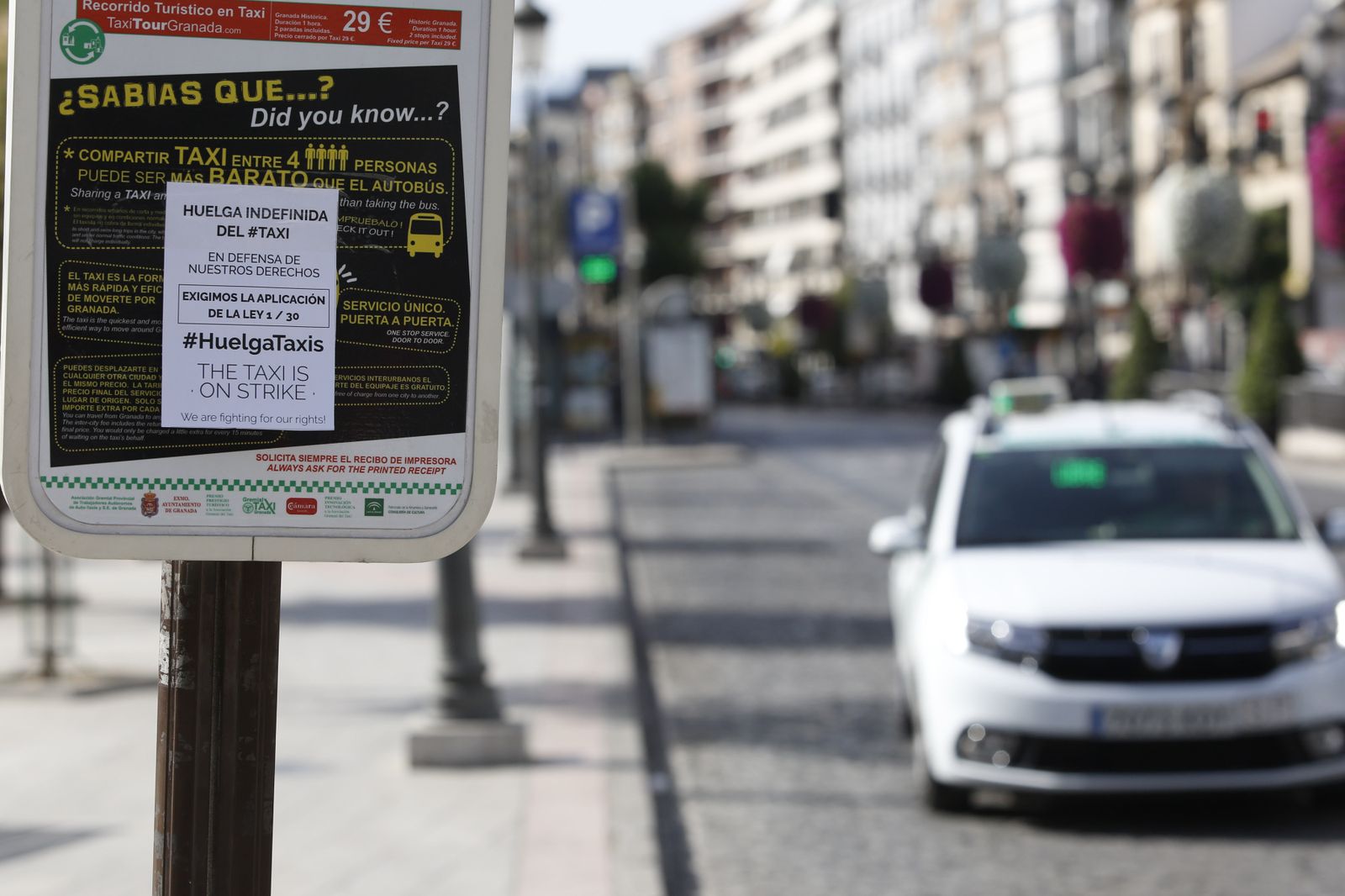Una cuartilla pegada a la información general de la parada de taxi cercana a la Fuente de las Batallas informa de la situación de huelga en la ciudad.
