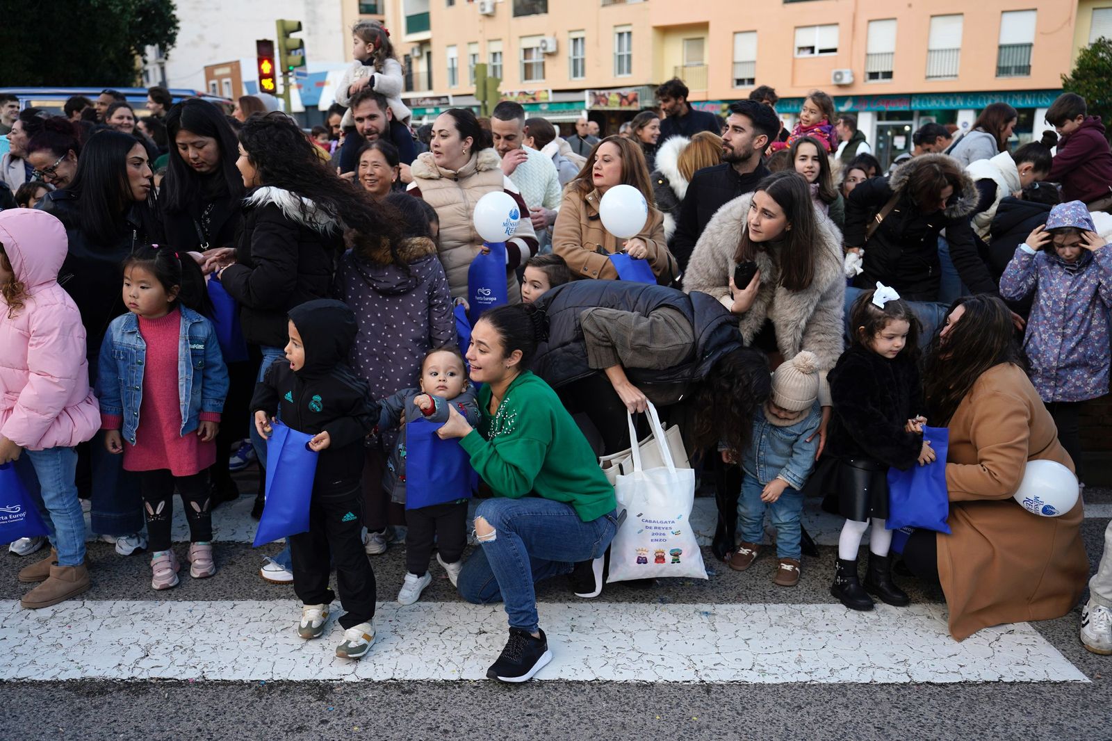 Búscate en las fotos de la cabalgata de Reyes Magos 2026 en Algeciras