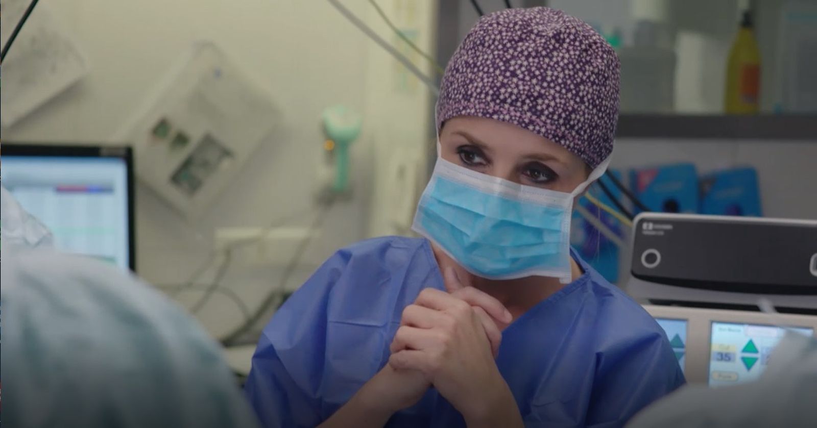 Cayetana Guillén Cuervo en un quirófano de la mano de la ONT