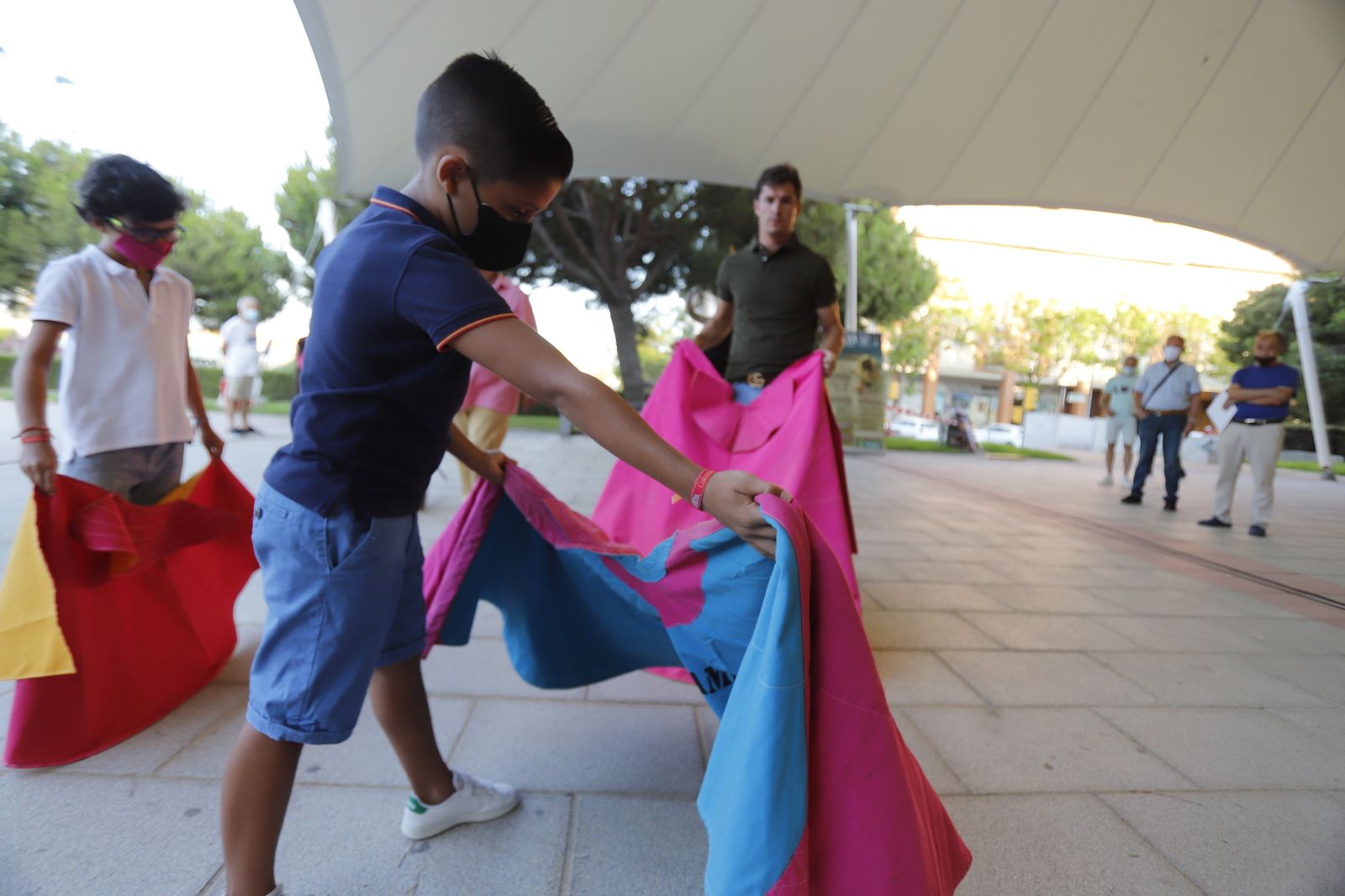 El diestro Daniel Luque lleva a cabo la 'Escuela de Toreo en las calles de Huelva'
