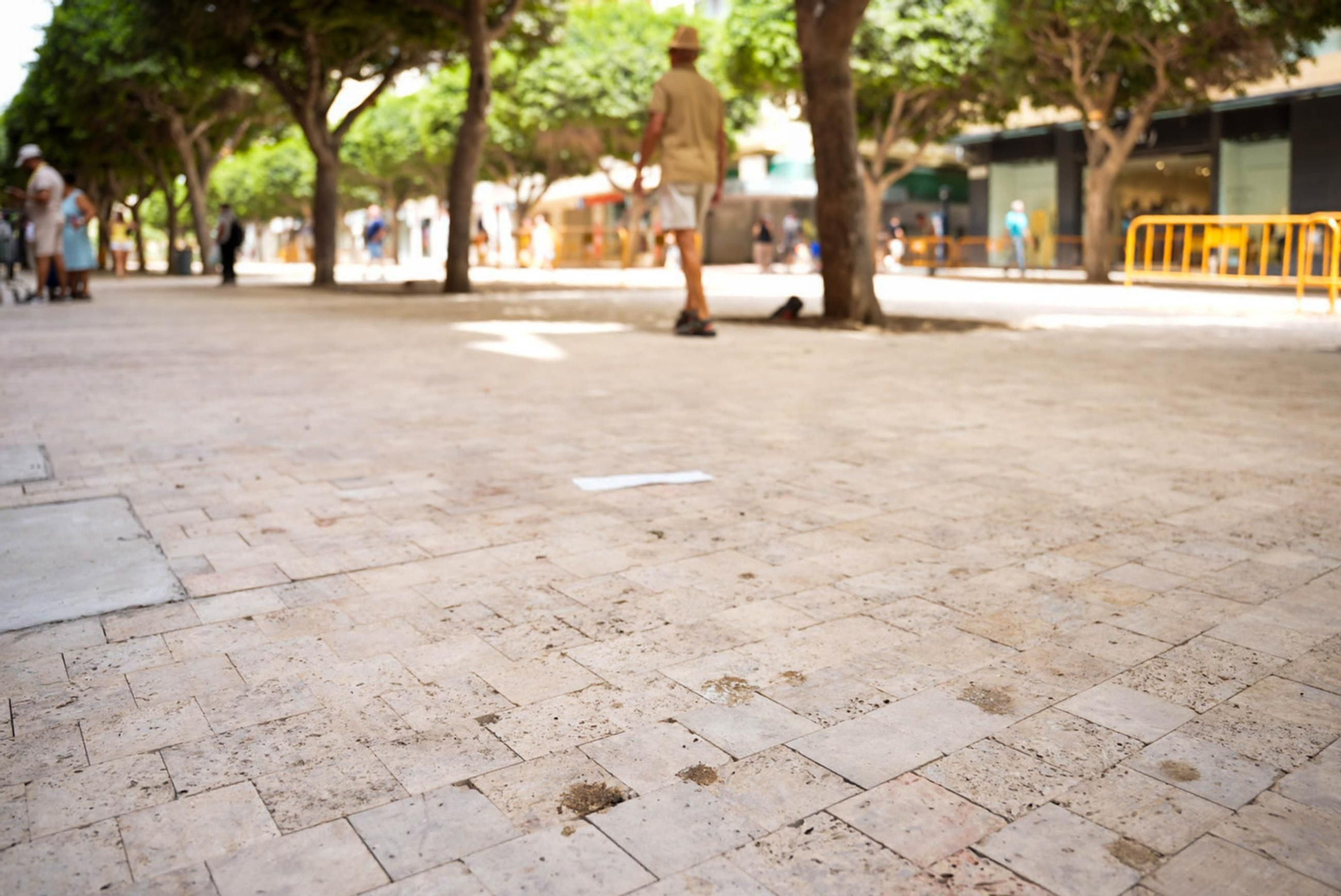 Pavimento con manchas en el nuevo Paseo de Almería