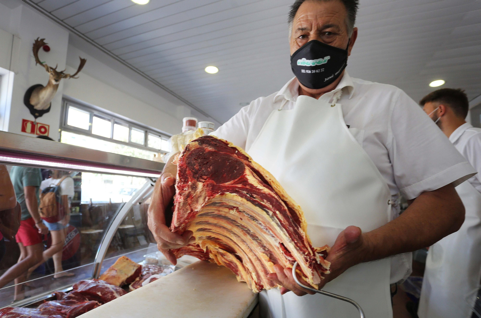 José Manuel Castro Nieves, de Carnicería Nieves, con los chuletones del vacuno de su propiedad que comercializan en sus tiendas.